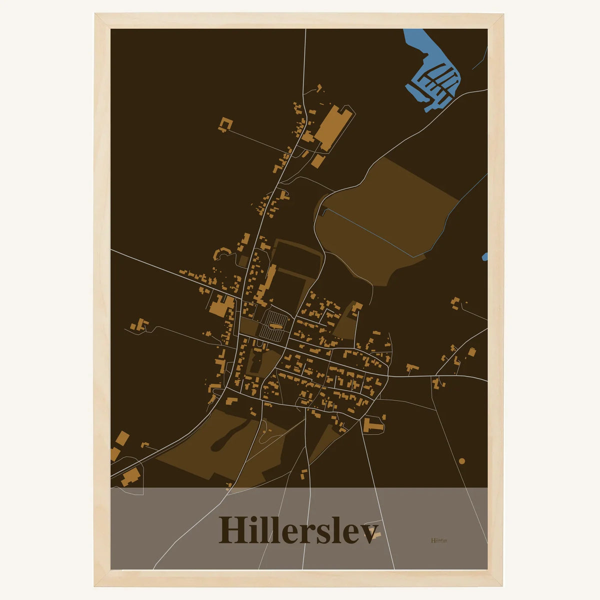 Hillerslev plakat – Firkantet 2026 – Mørk brun