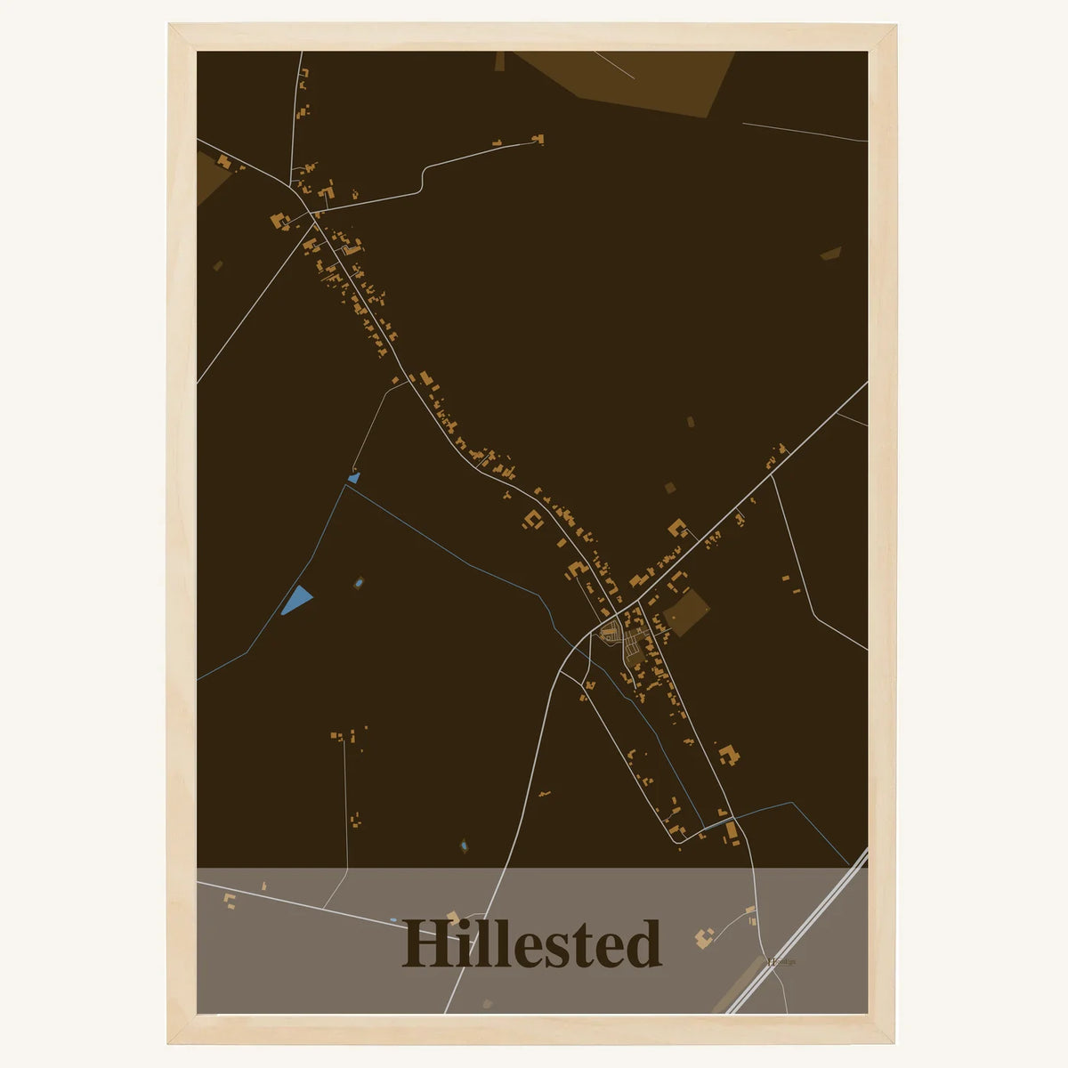 Hillested plakat – Firkantet 2026 – Mørk brun