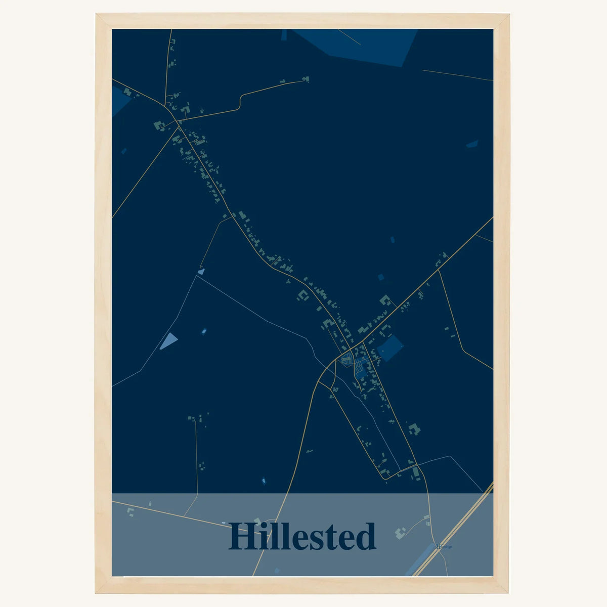 Hillested plakat – Firkantet 2026 – Mørk blå