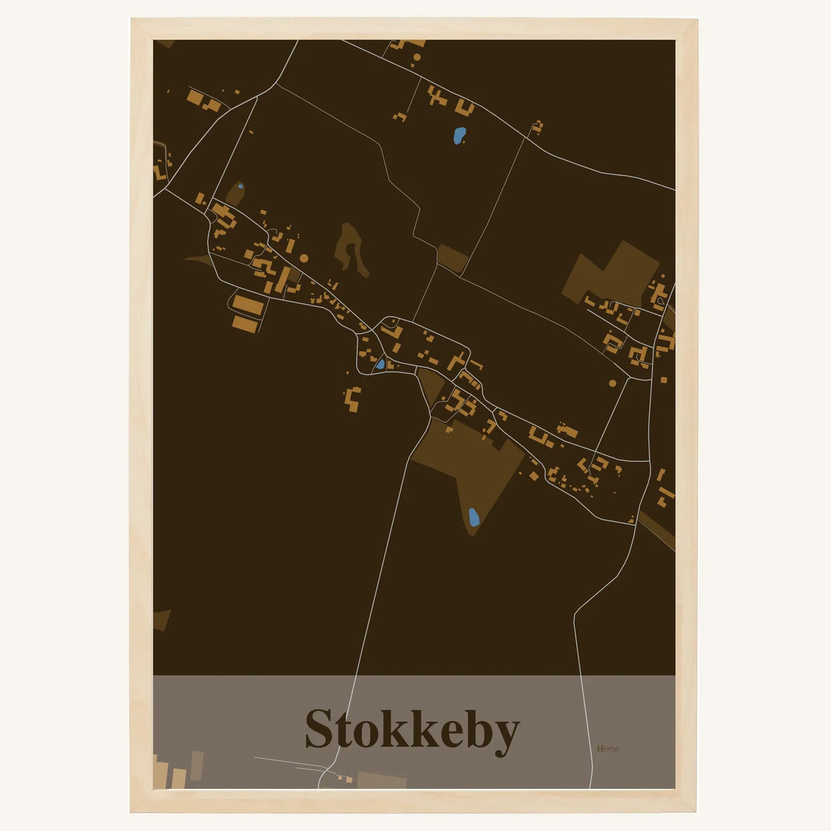 Stokkeby plakat – Firkantet 2026 – Mørk brun