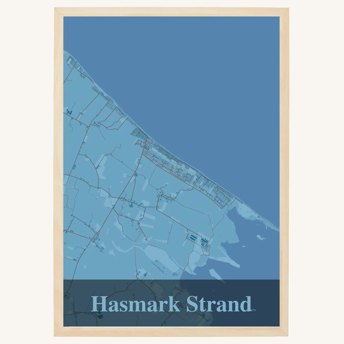 Hasmark Strand plakat – Firkantet 2026 – Lys pastel blå