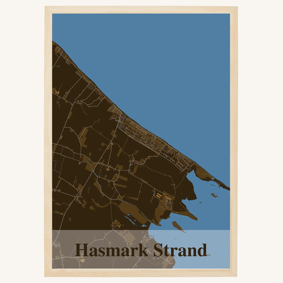 Hasmark Strand plakat – Firkantet 2026 – Mørk brun