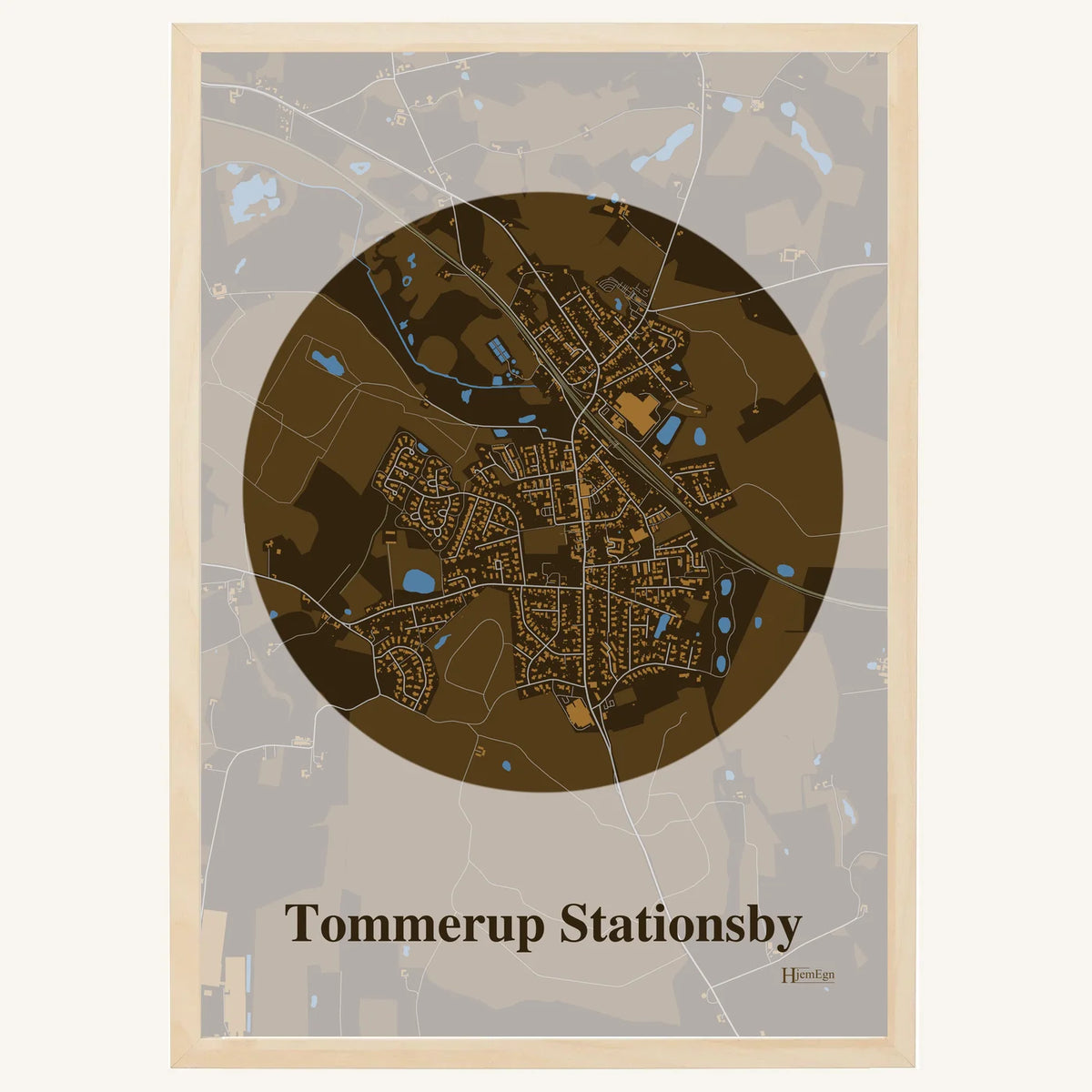 Tommerup Stationsby plakat – Centrum 2026 – Mørk brun