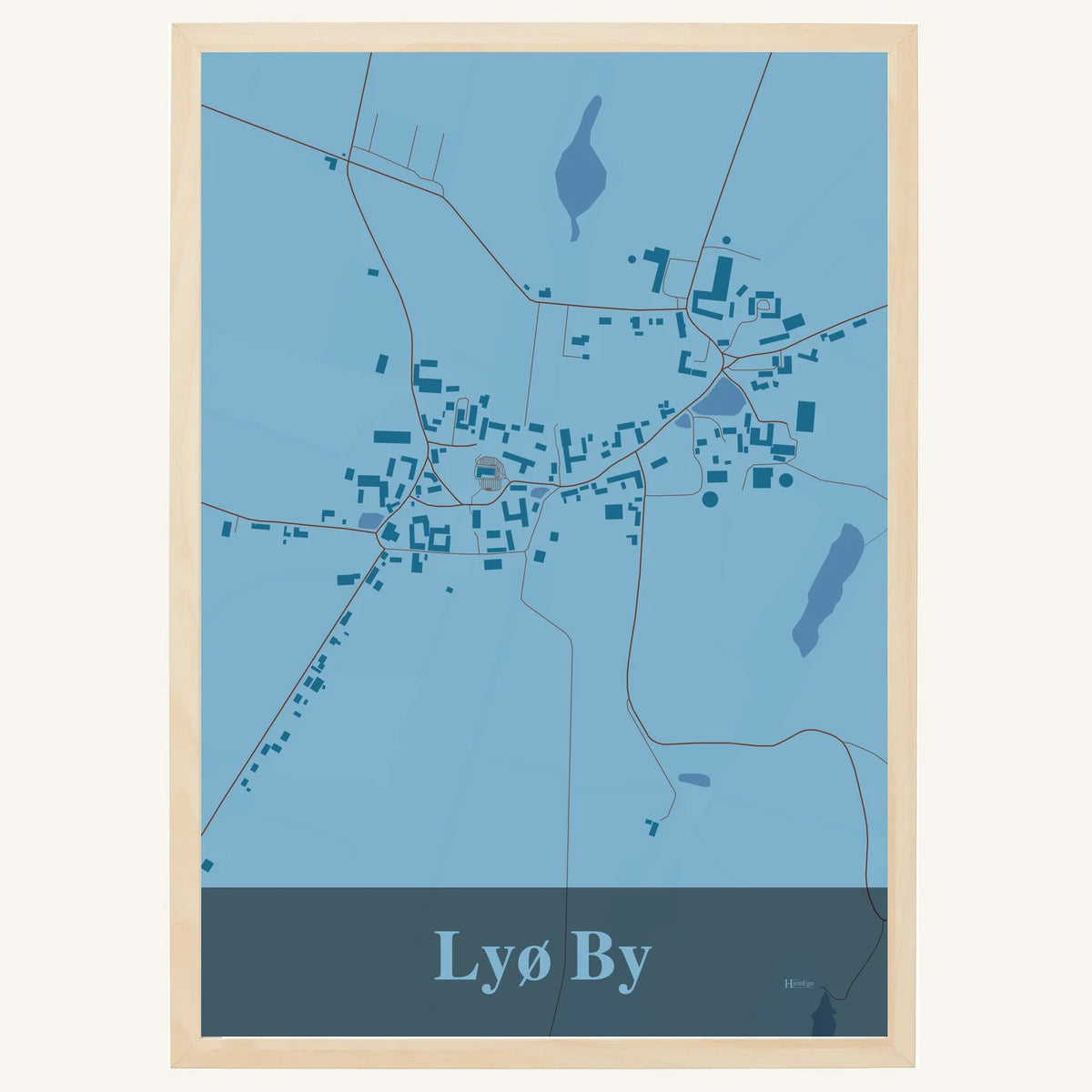 Lyø By plakat – Firkantet 2026 – Lys pastel blå