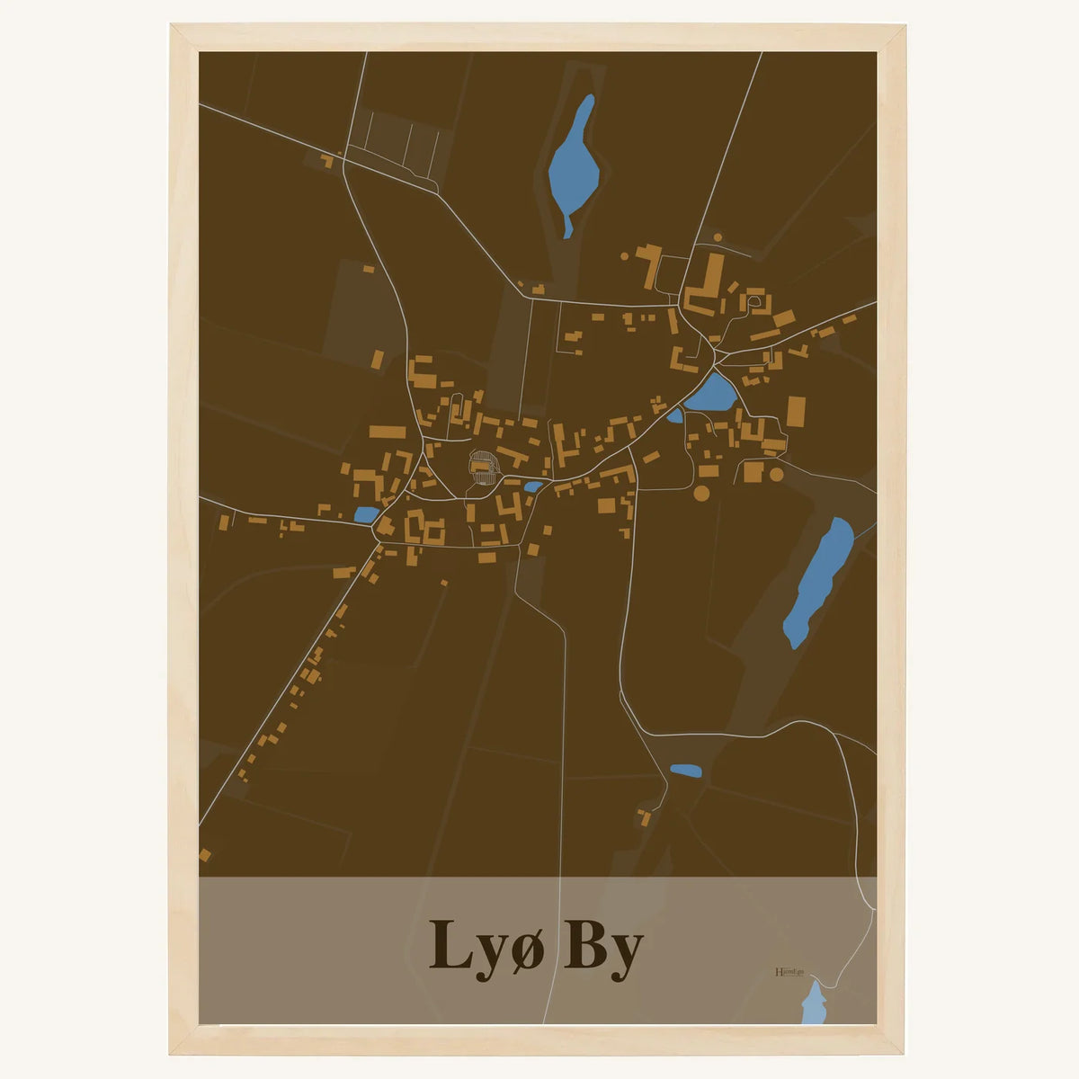 Lyø By plakat – Firkantet 2026 – Mørk brun