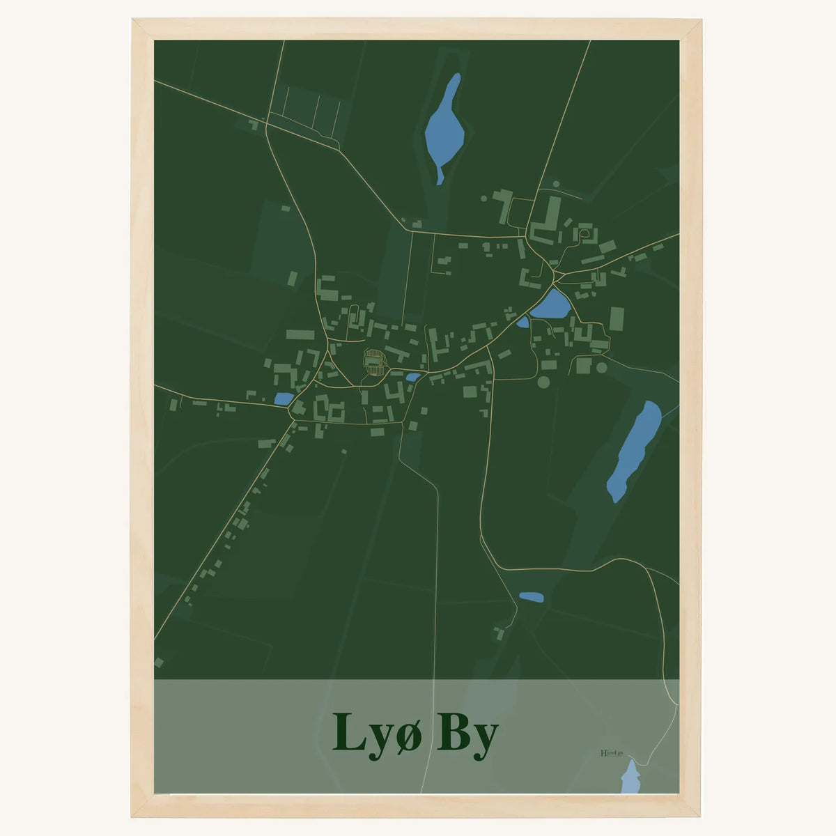 Lyø By plakat – Firkantet 2026 – Mørk grøn