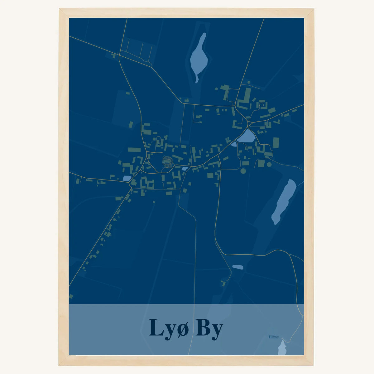 Lyø By plakat – Firkantet 2026 – Mørk blå