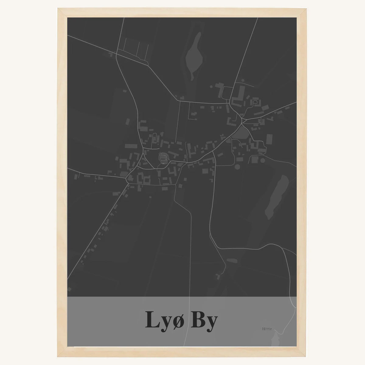 Lyø By plakat – Firkantet 2026 – Mørk grå