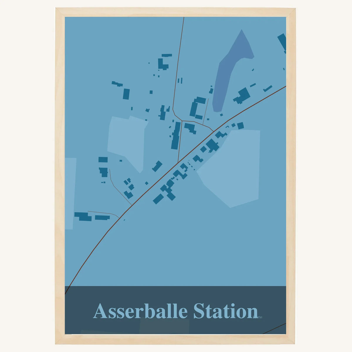 Asserballe Station plakat – Firkantet 2026 – Lys pastel blå