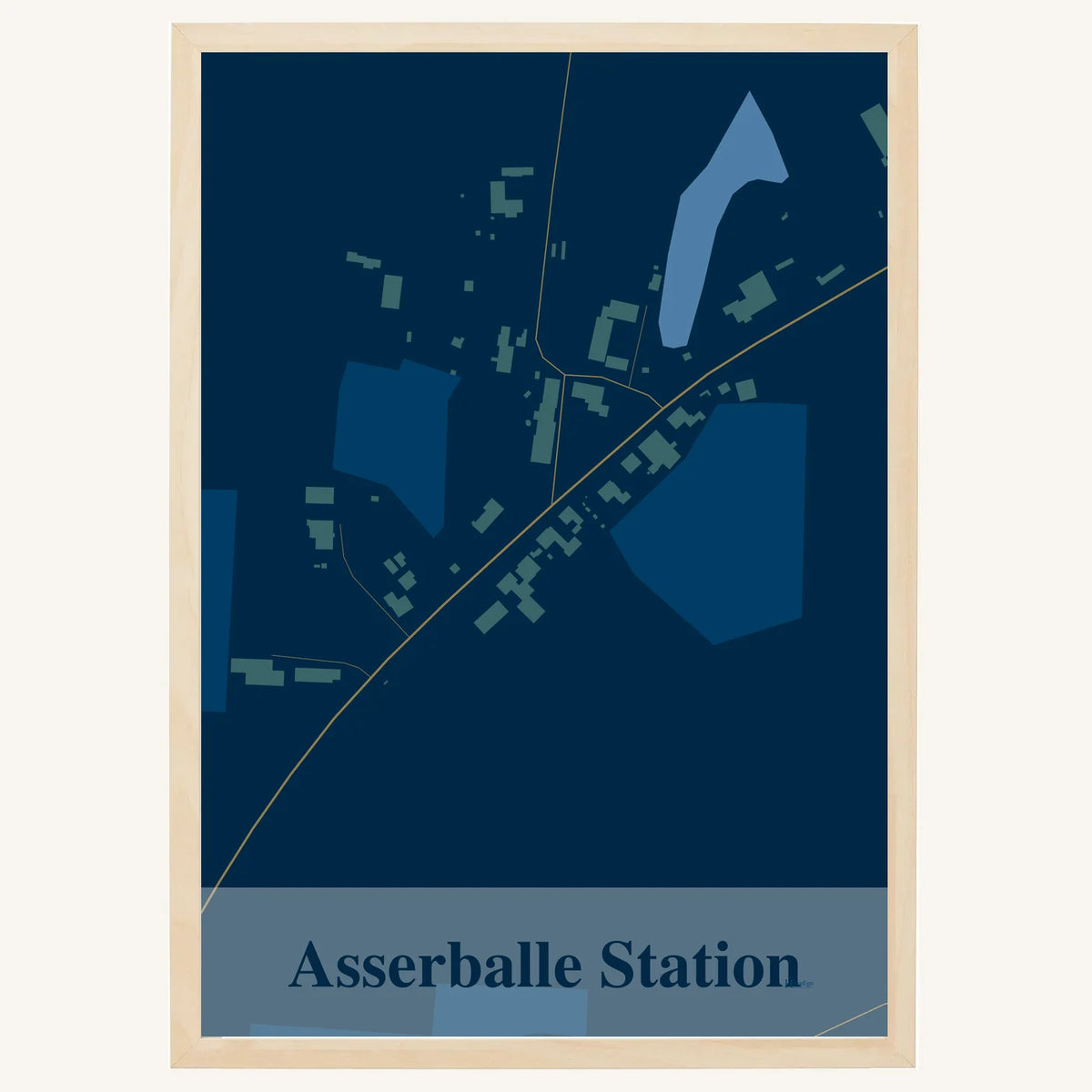 Asserballe Station plakat – Firkantet 2026 – Mørk blå