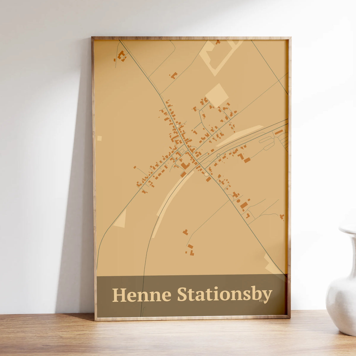 Henne Stationsby plakat – Firkantet 2026