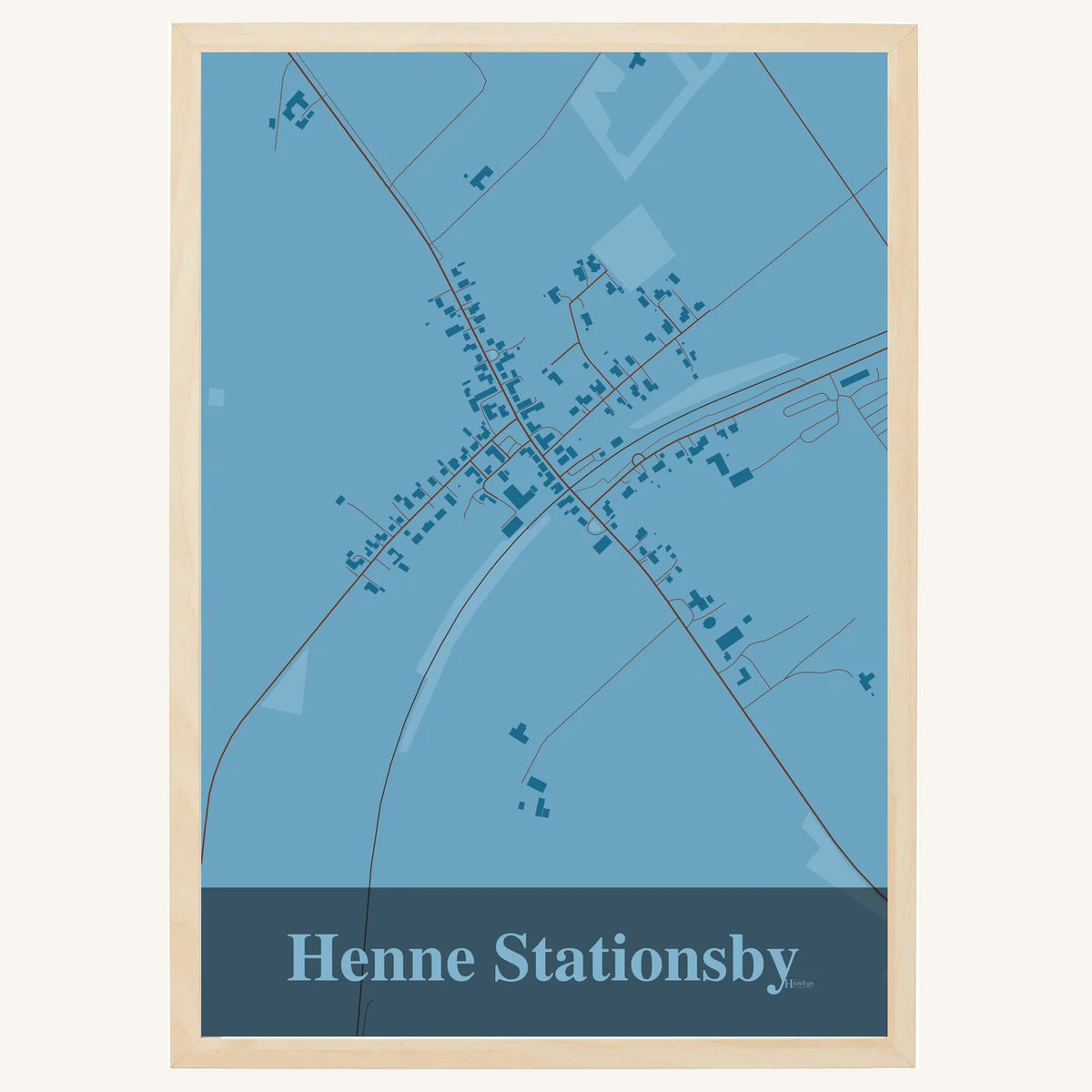 Henne Stationsby plakat – Firkantet 2026 – Lys pastel blå