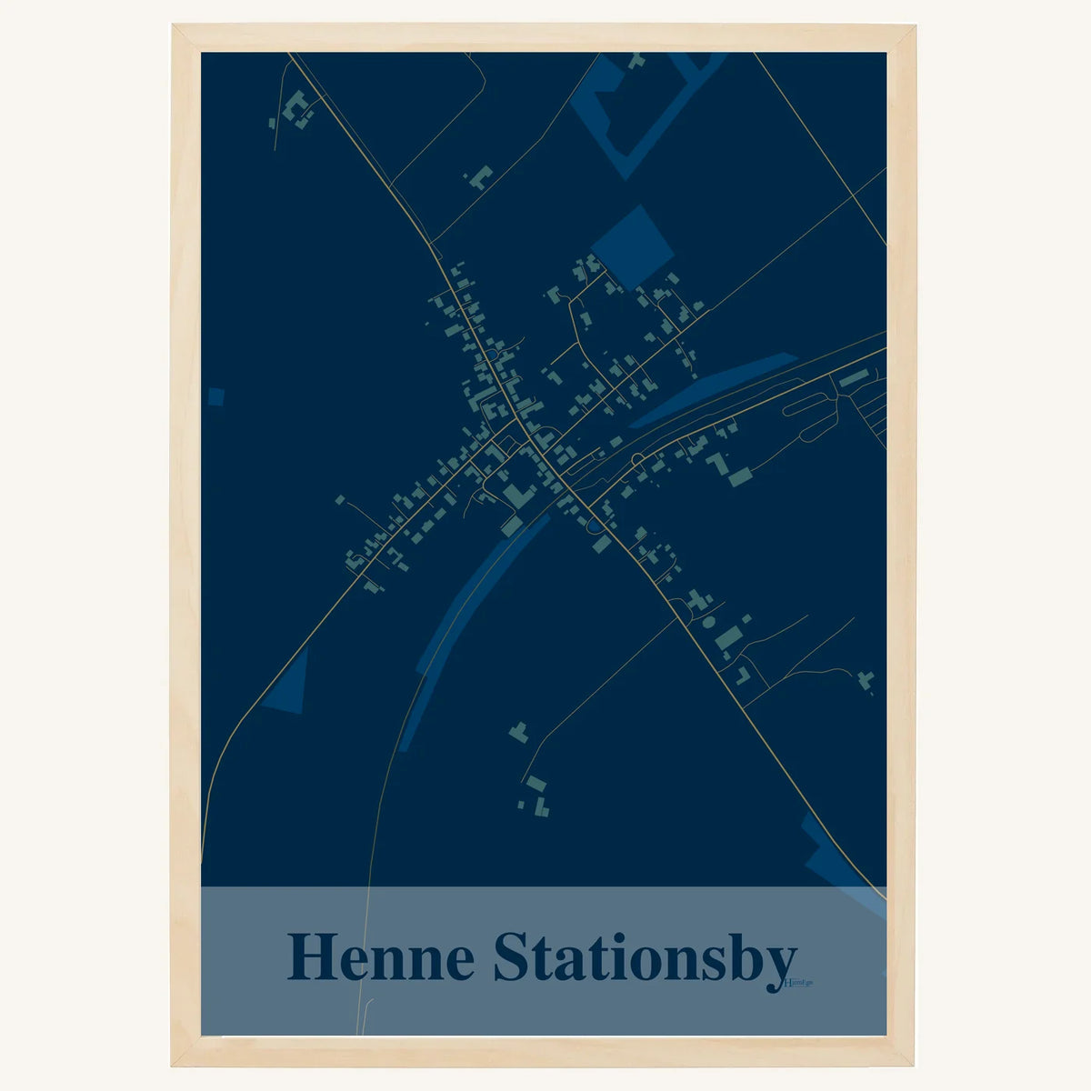 Henne Stationsby plakat – Firkantet 2026 – Mørk blå