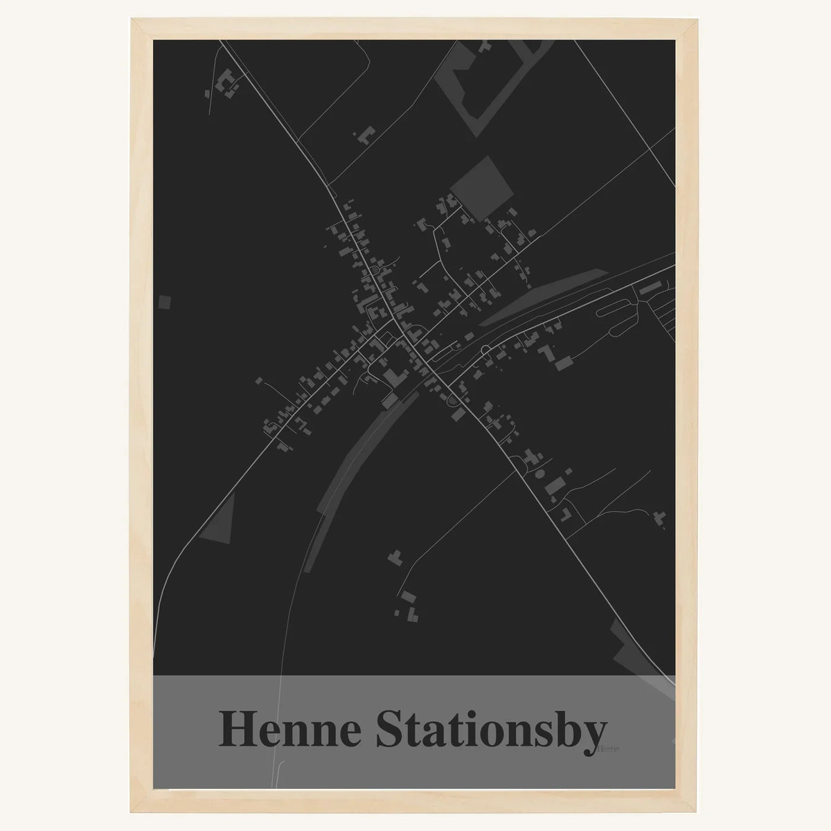 Henne Stationsby plakat – Firkantet 2026 – Mørk grå