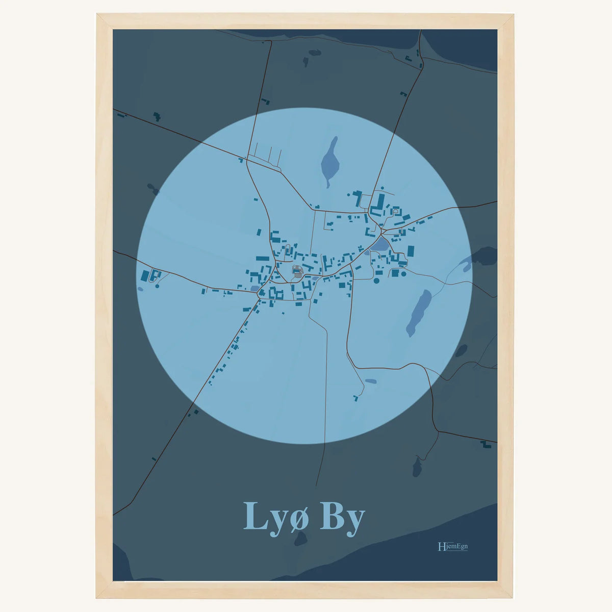 Lyø By plakat – Centrum 2026 – Lys pastel blå