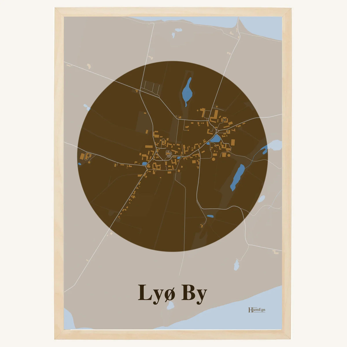 Lyø By plakat – Centrum 2026 – Mørk brun