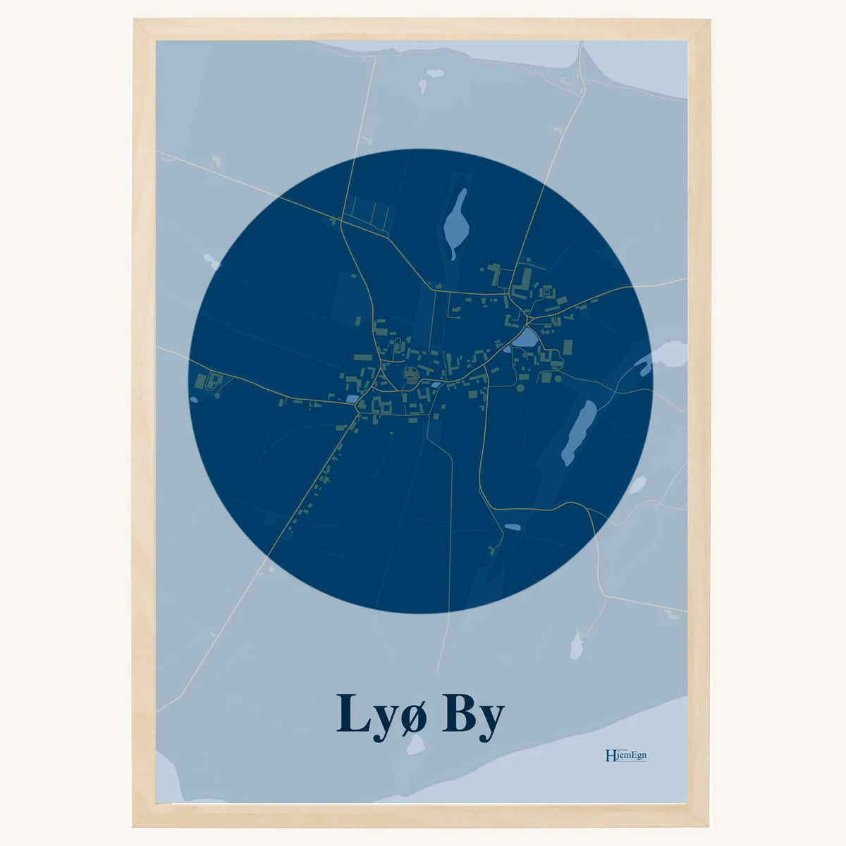 Lyø By plakat – Centrum 2026 – Mørk blå