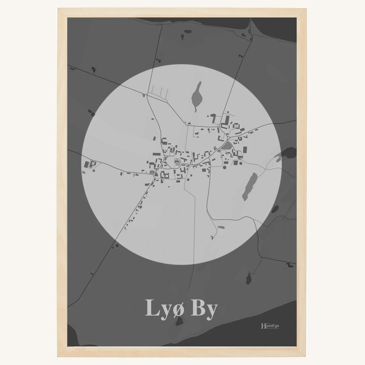 Lyø By plakat – Centrum 2026 – Lys pastel grå