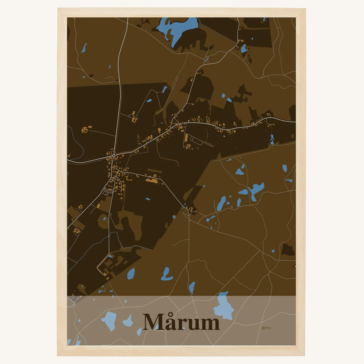 Mårum plakat – Firkantet 2026 – Mørk brun