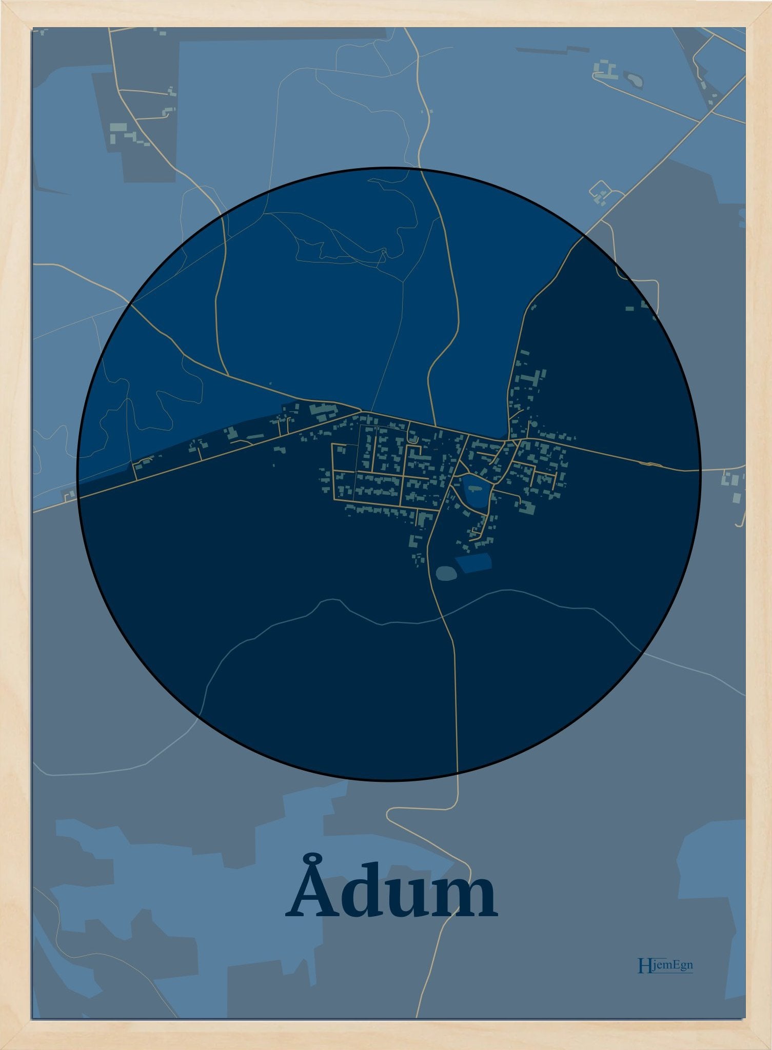 Ådum plakat i farve mørk blå og HjemEgn.dk design centrum. Design bykort for Ådum