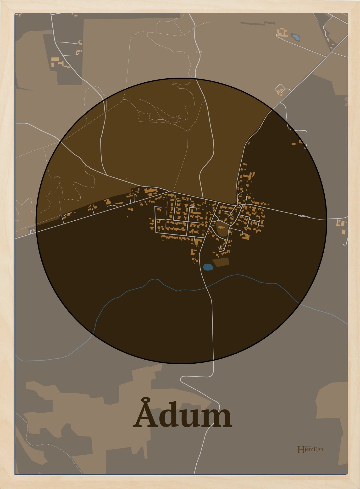 Ådum plakat i farve mørk brun og HjemEgn.dk design centrum. Design bykort for Ådum