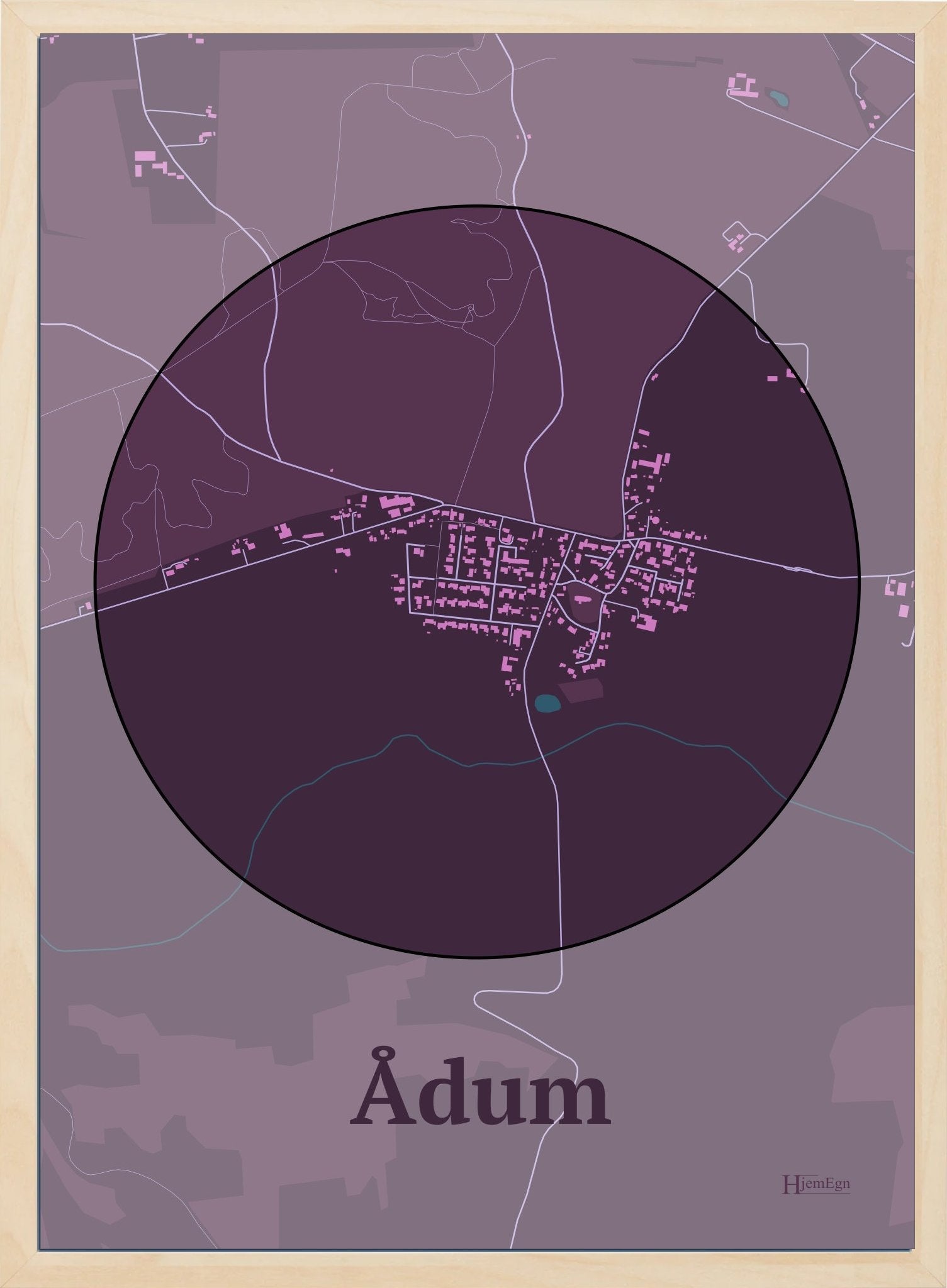 Ådum plakat i farve mørk rød og HjemEgn.dk design centrum. Design bykort for Ådum