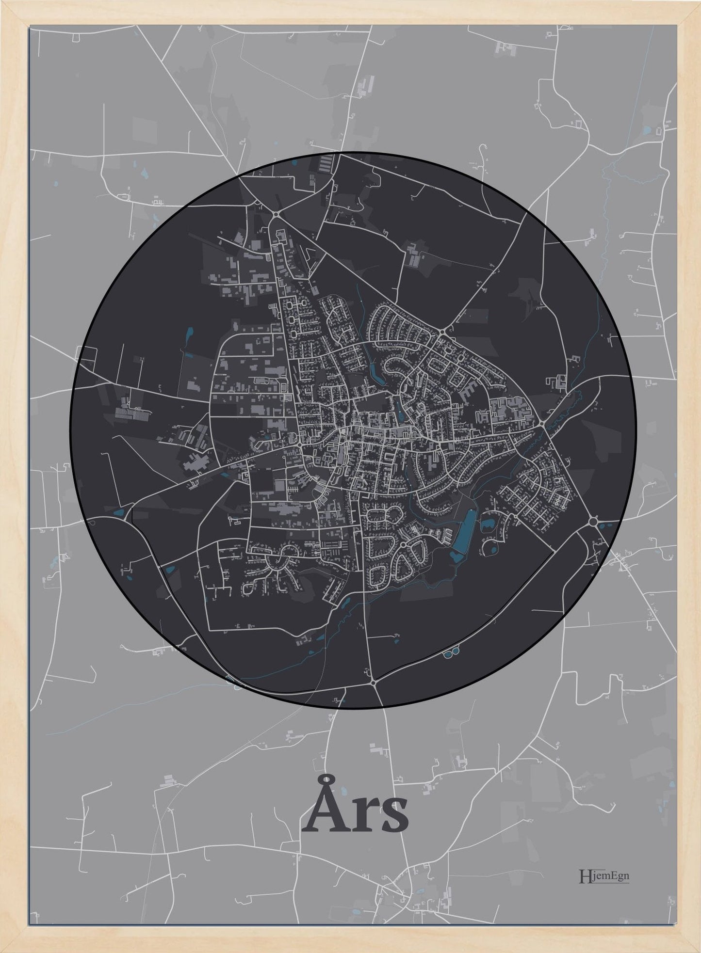 Års plakat i pastel lilla og HjemEgn.dk design firkantet. Design bykort for Års