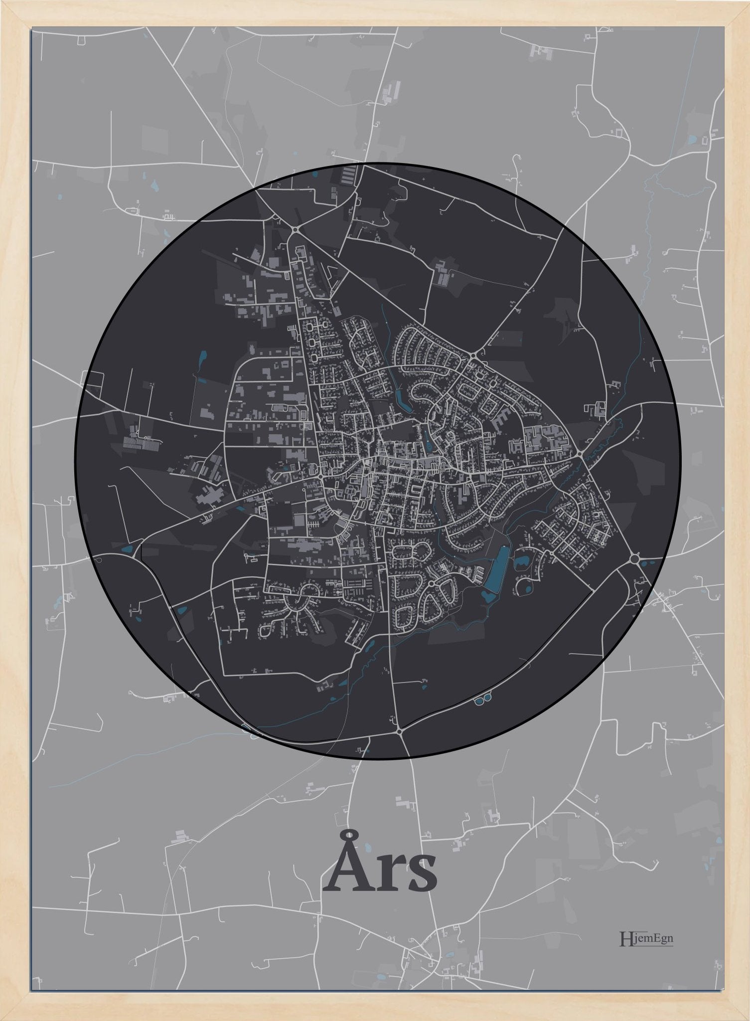 Års plakat i pastel lilla og HjemEgn.dk design firkantet. Design bykort for Års