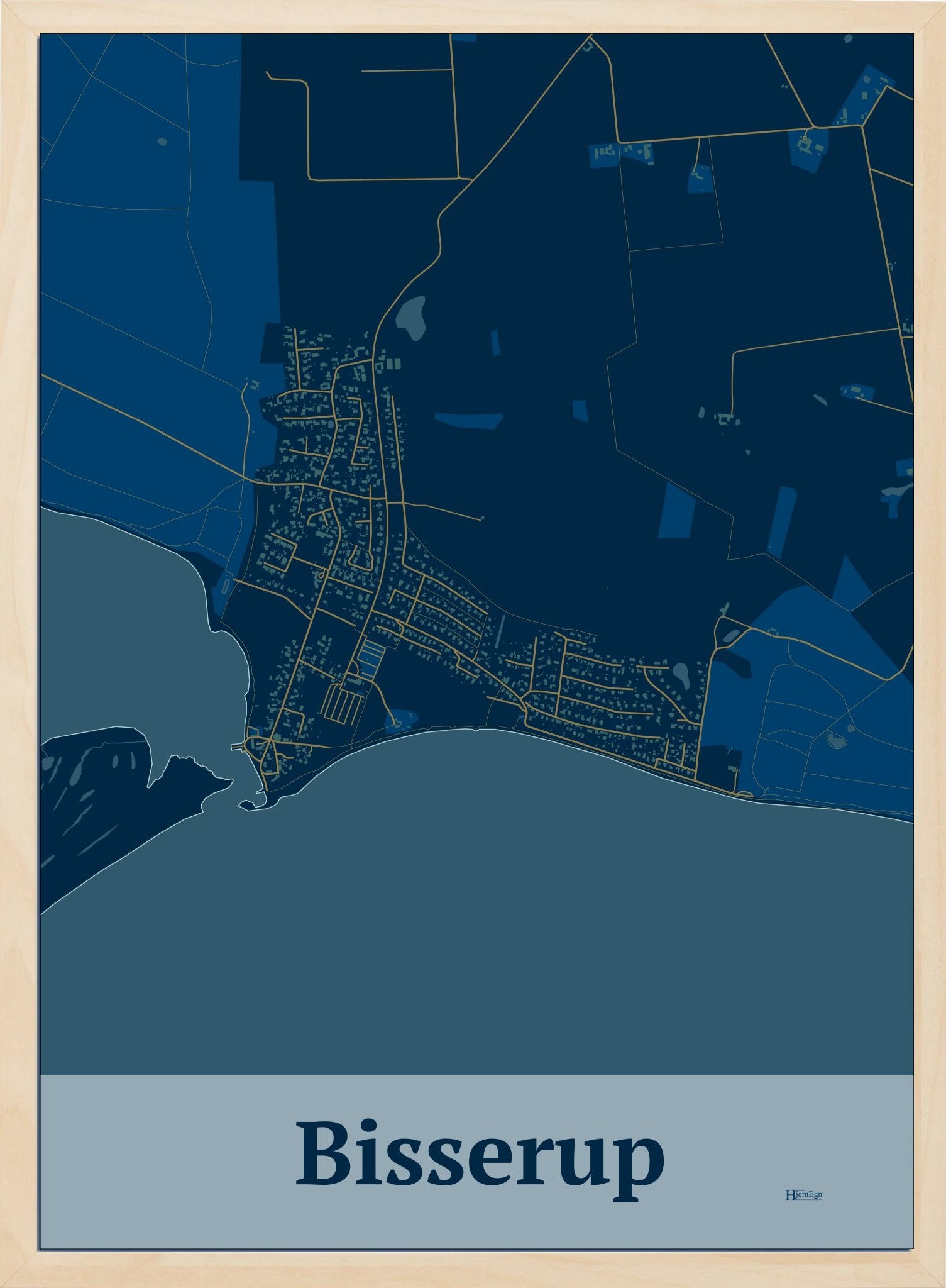 Bisserup plakat i farve mørk blå og HjemEgn.dk design firkantet. Design bykort for Bisserup