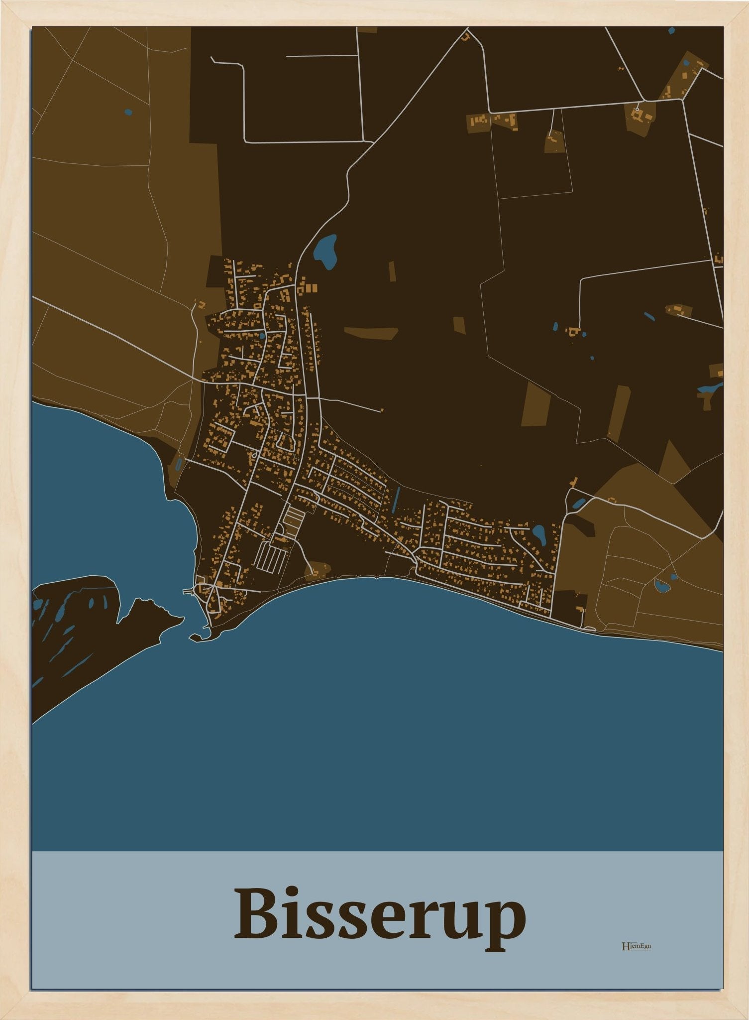Bisserup plakat i farve mørk brun og HjemEgn.dk design firkantet. Design bykort for Bisserup