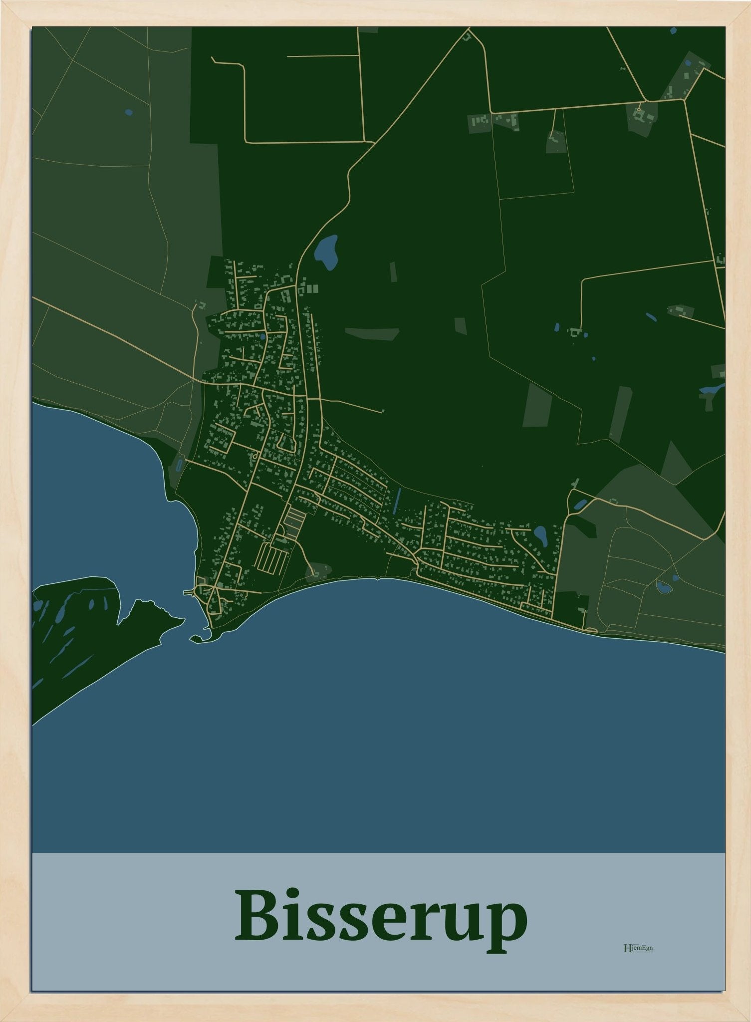 Bisserup plakat i farve mørk grøn og HjemEgn.dk design firkantet. Design bykort for Bisserup