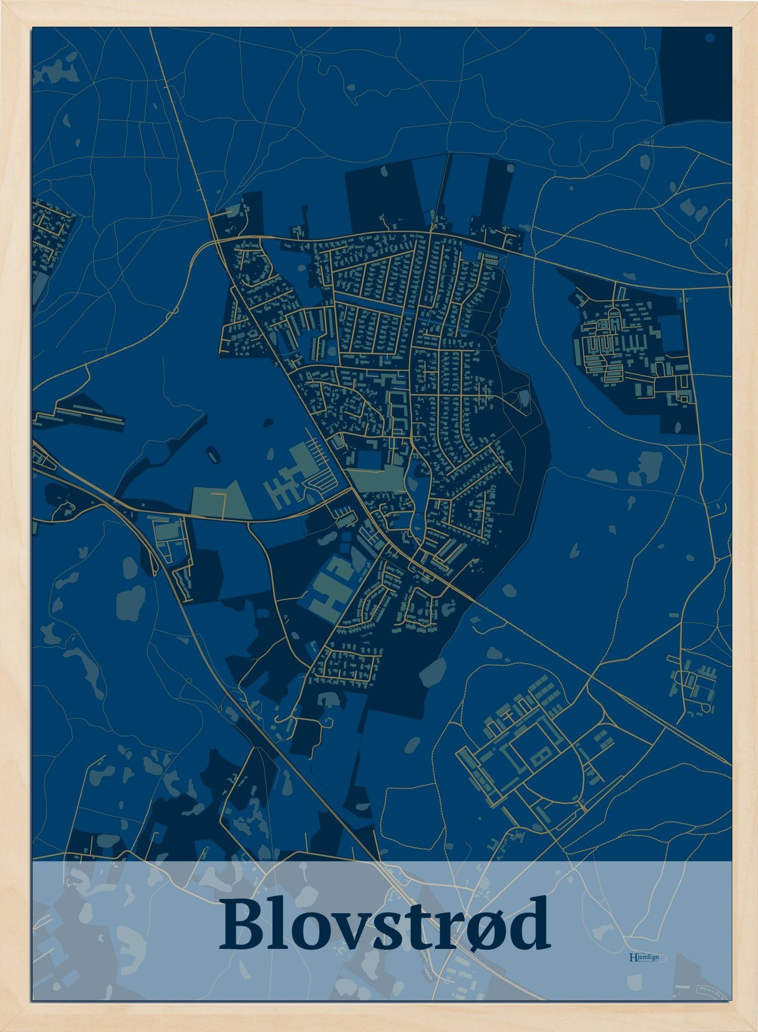Blovstrød plakat i mørk blå og HjemEgn.dk design firkantet. Design bykort for Blovstrød