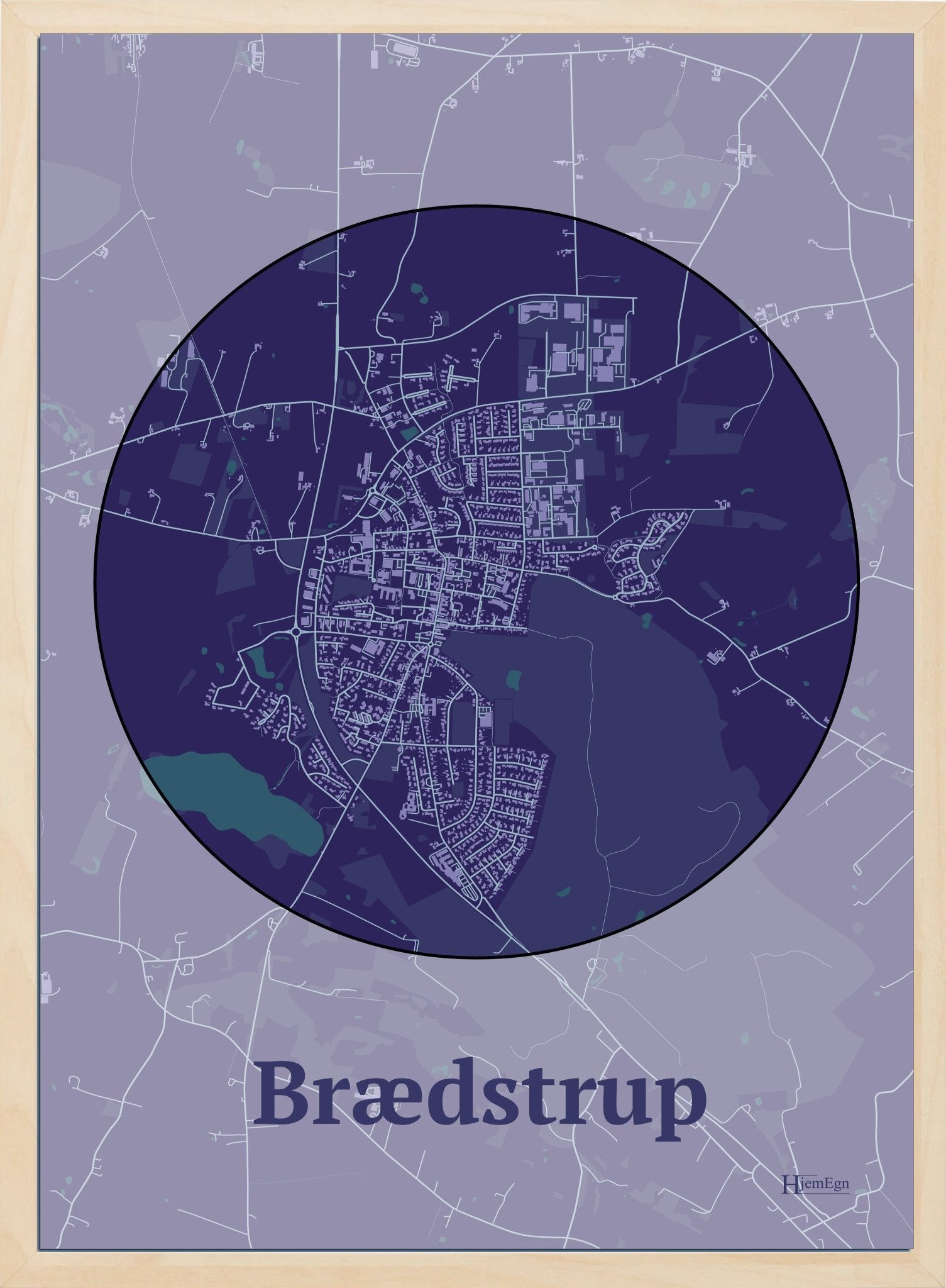 Brædstrup plakat i farve mørk lilla og HjemEgn.dk design centrum. Design bykort for Brædstrup