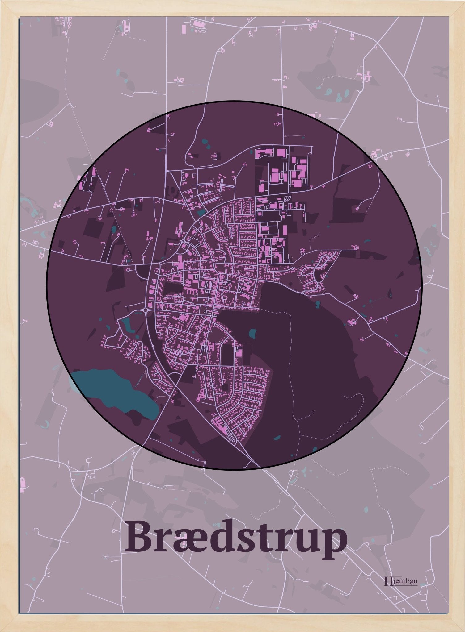 Brædstrup plakat i farve mørk rød og HjemEgn.dk design centrum. Design bykort for Brædstrup