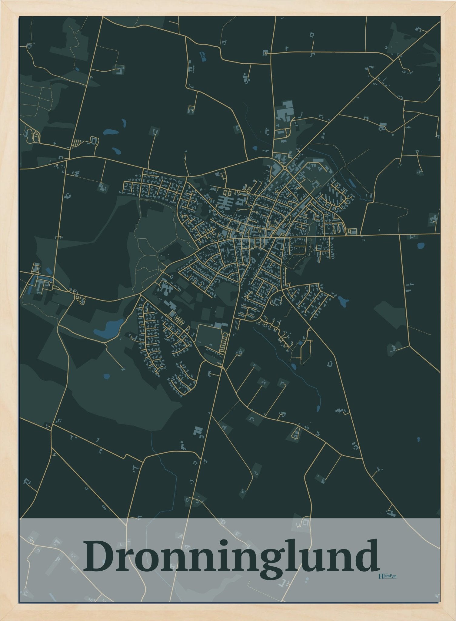 Dronninglund plakat i farve mørk grøn og HjemEgn.dk design firkantet. Design bykort for Dronninglund