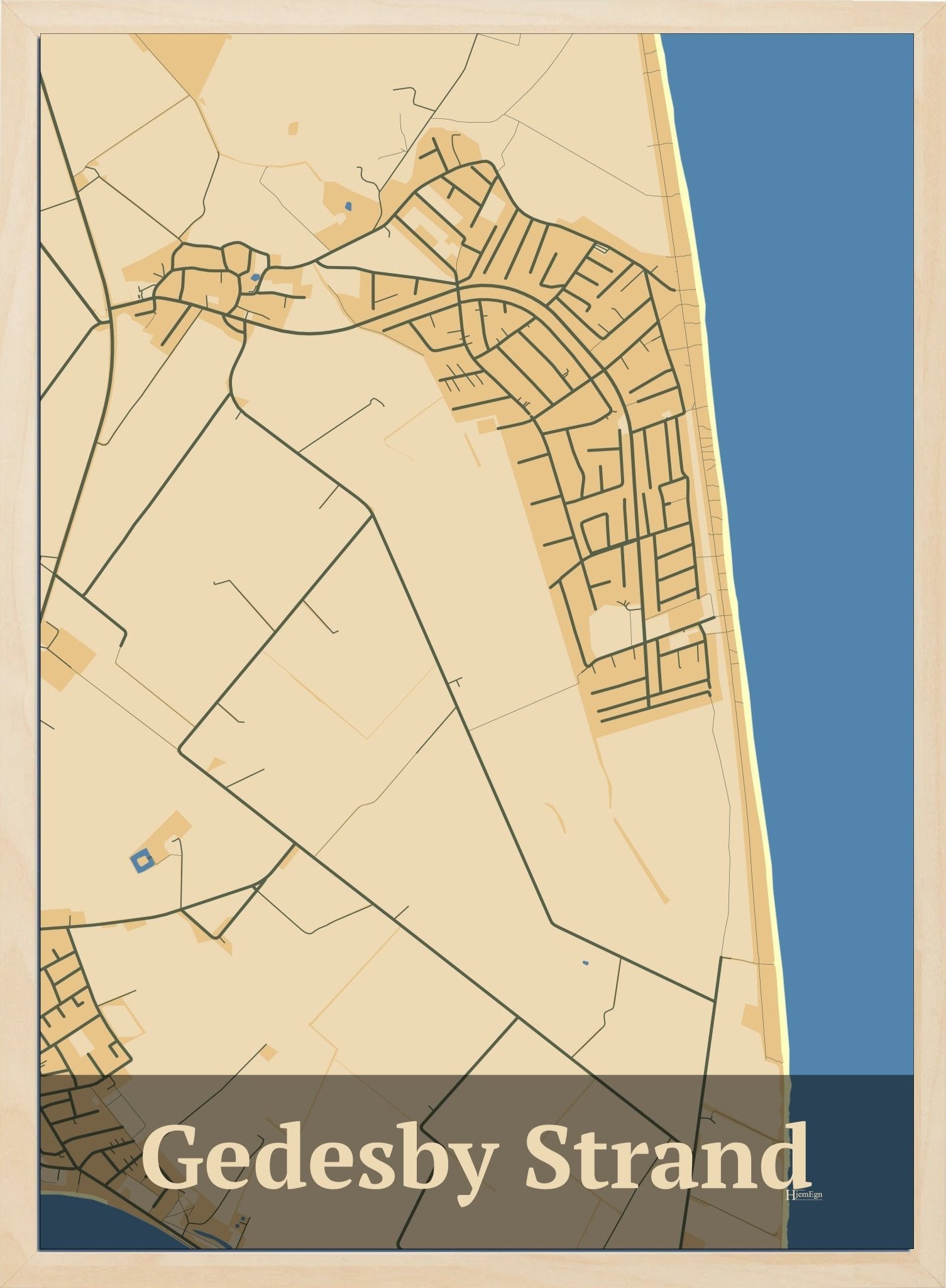 Gedesby Strand plakat i farve pastel brun og HjemEgn.dk design firkantet. Design bykort for Gedesby Strand