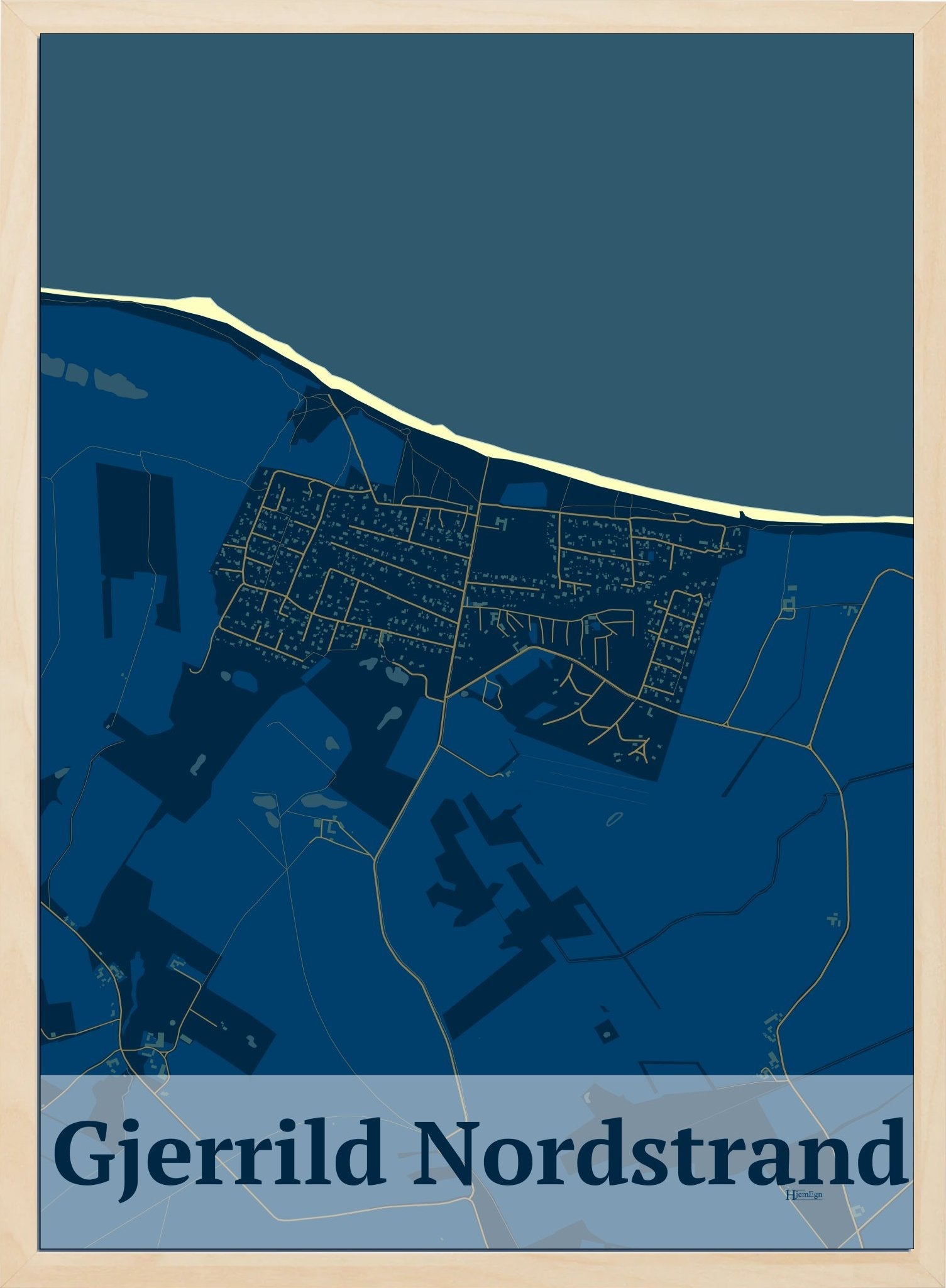 Gjerrild Nordstrand plakat i mørk blå og HjemEgn.dk design firkantet. Design bykort for Gjerrild Nordstrand