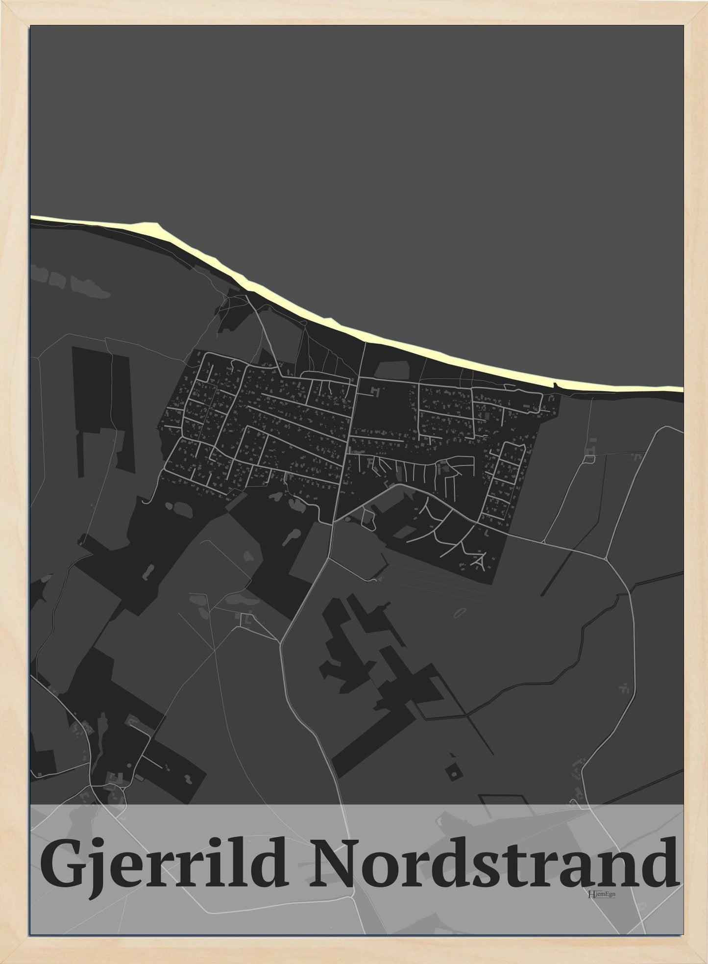 Gjerrild Nordstrand plakat i  mørk grå og HjemEgn.dk design firkantet. Design bykort for Gjerrild Nordstrand