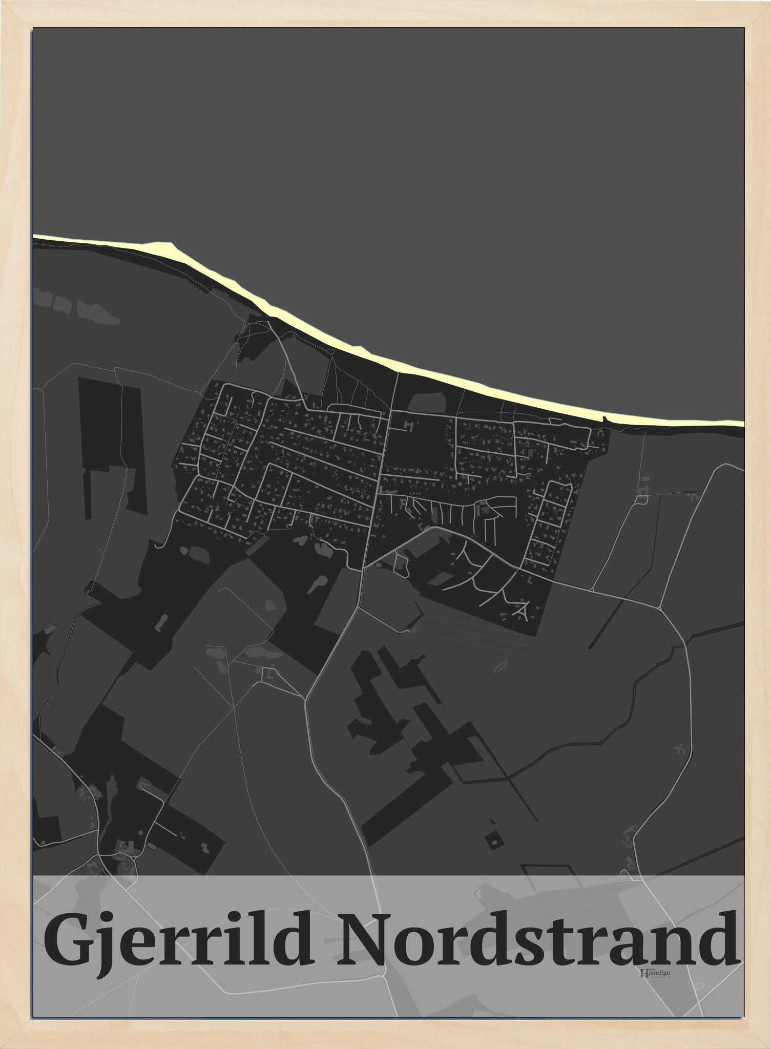 Gjerrild Nordstrand plakat i  mørk grå og HjemEgn.dk design firkantet. Design bykort for Gjerrild Nordstrand