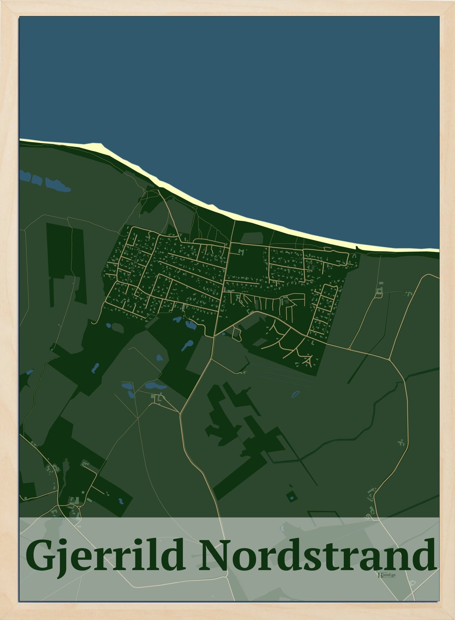 Gjerrild Nordstrand plakat i mørk grøn og HjemEgn.dk design firkantet. Design bykort for Gjerrild Nordstrand