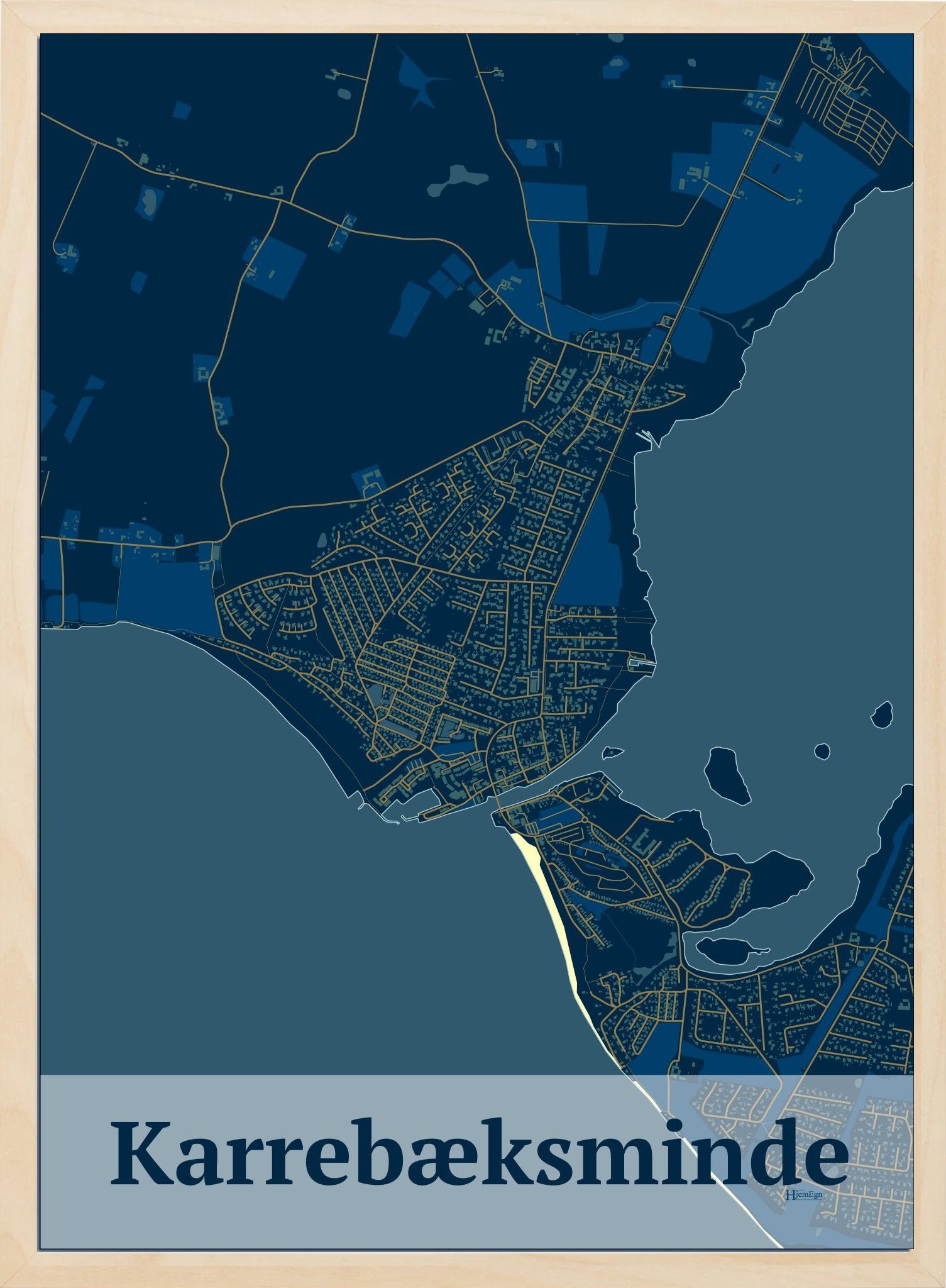 Karrebæksminde plakat i farve mørk blå og HjemEgn.dk design firkantet. Design bykort for Karrebæksminde