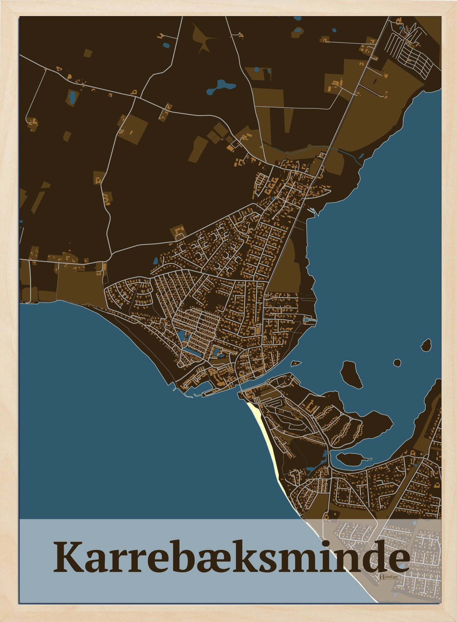 Karrebæksminde plakat i farve mørk brun og HjemEgn.dk design firkantet. Design bykort for Karrebæksminde
