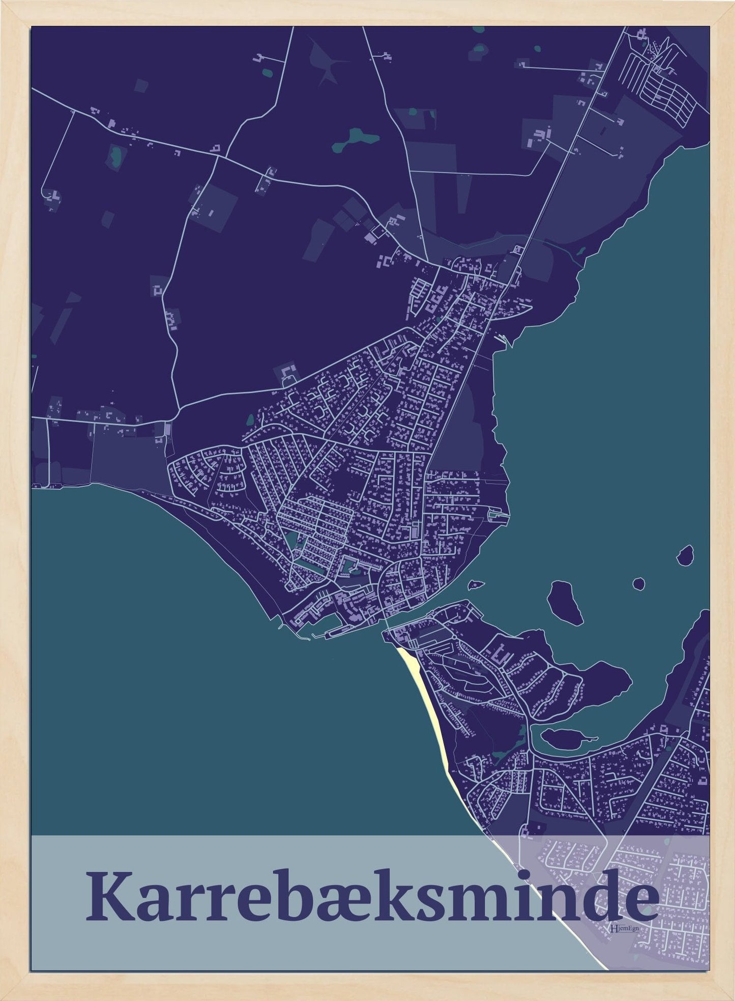 Karrebæksminde plakat i farve mørk lilla og HjemEgn.dk design firkantet. Design bykort for Karrebæksminde