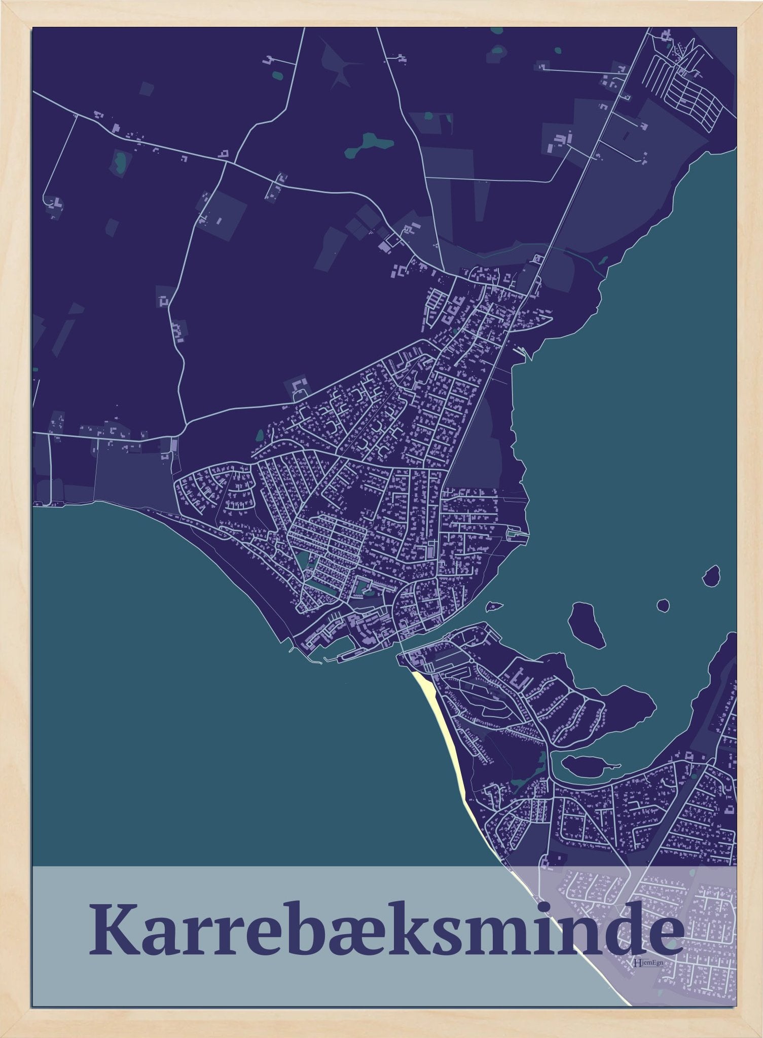 Karrebæksminde plakat i farve mørk lilla og HjemEgn.dk design firkantet. Design bykort for Karrebæksminde