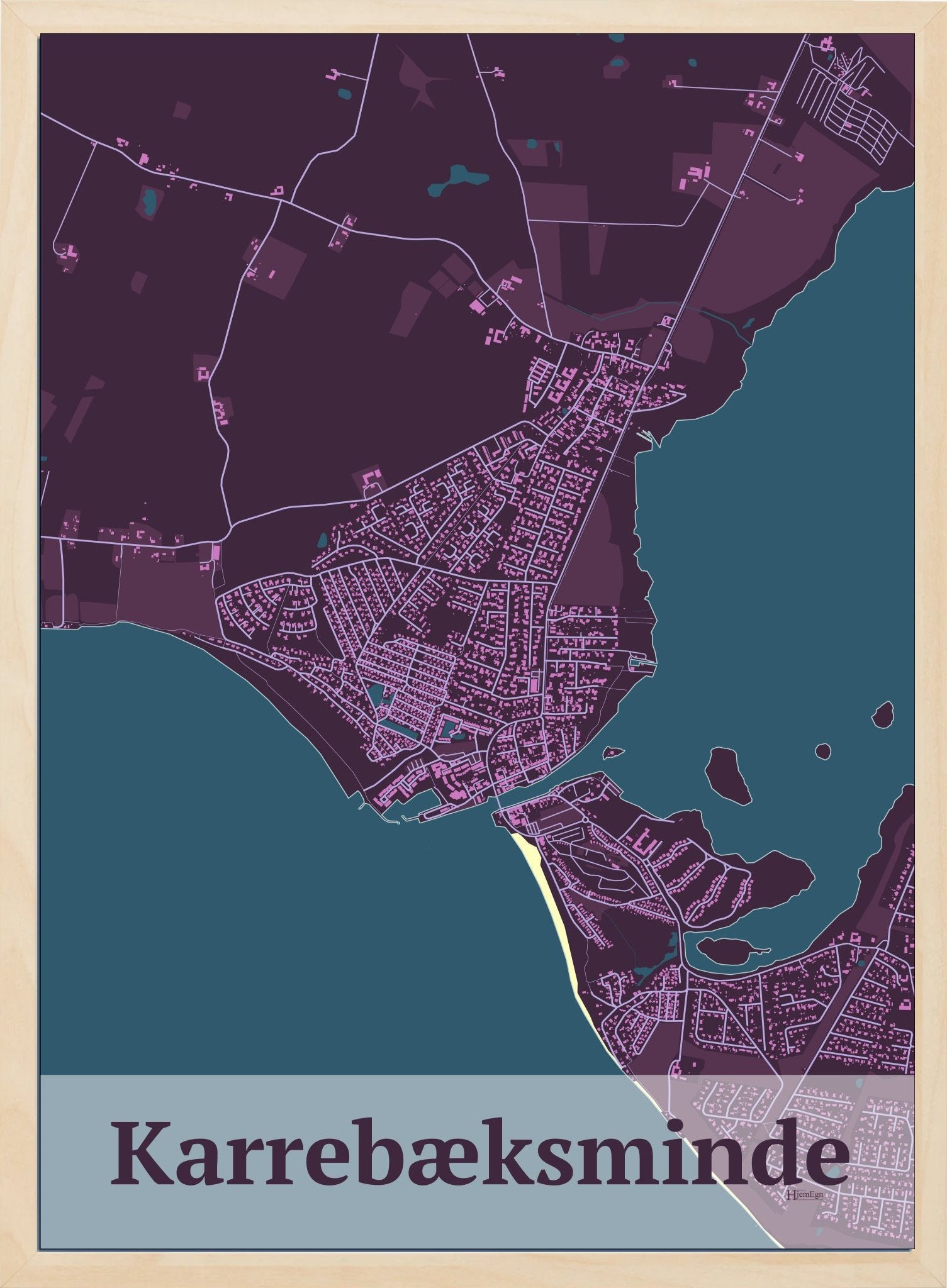 Karrebæksminde plakat i farve mørk rød og HjemEgn.dk design firkantet. Design bykort for Karrebæksminde