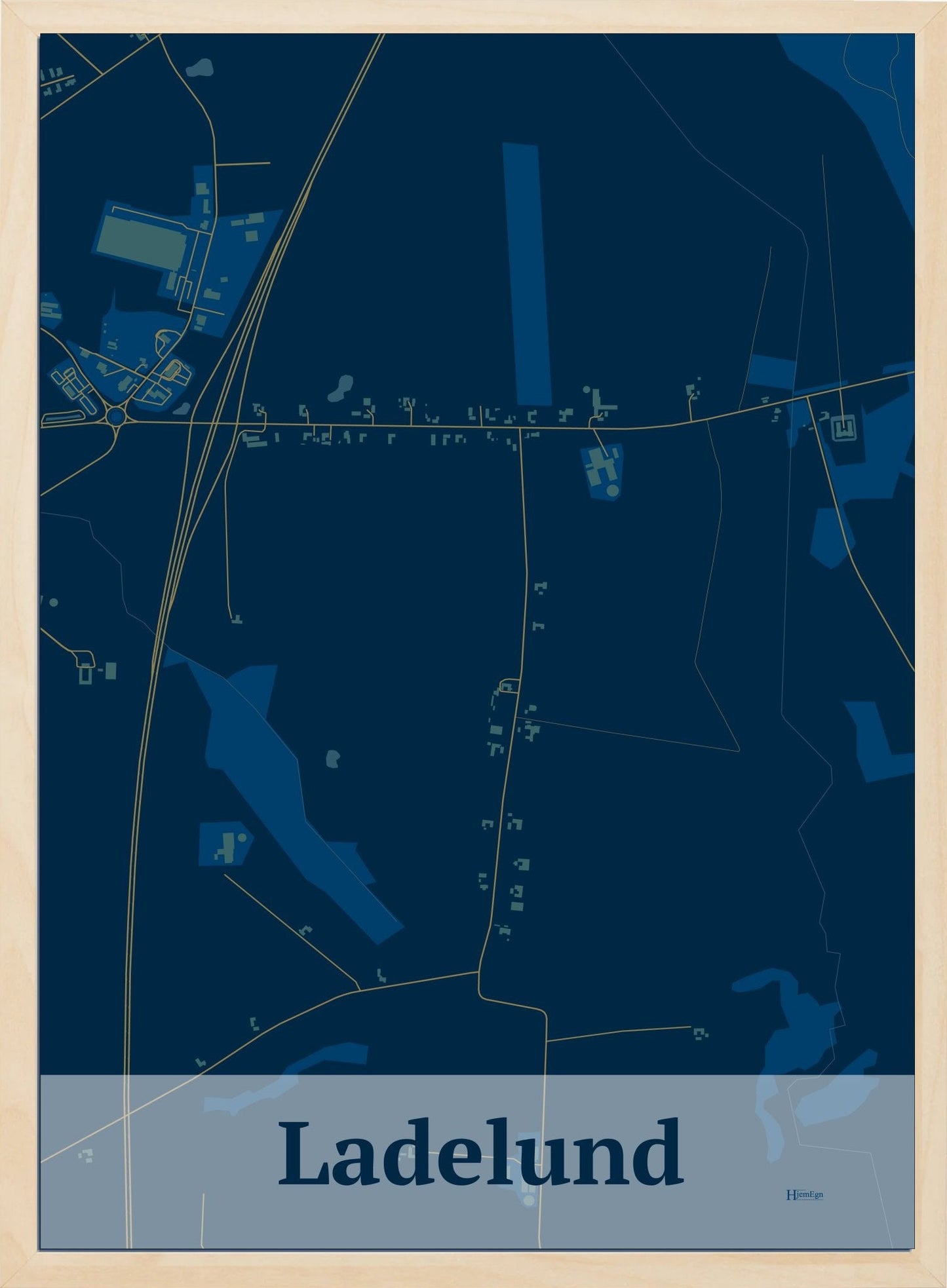 Ladelund plakat i farve mørk blå og HjemEgn.dk design firkantet. Design bykort for Ladelund