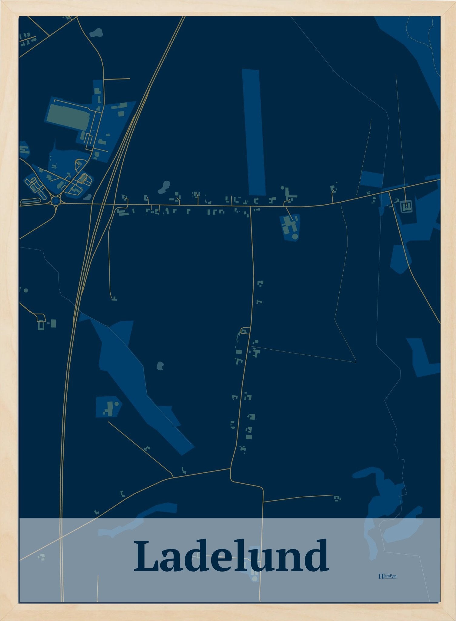 Ladelund plakat i farve mørk blå og HjemEgn.dk design firkantet. Design bykort for Ladelund