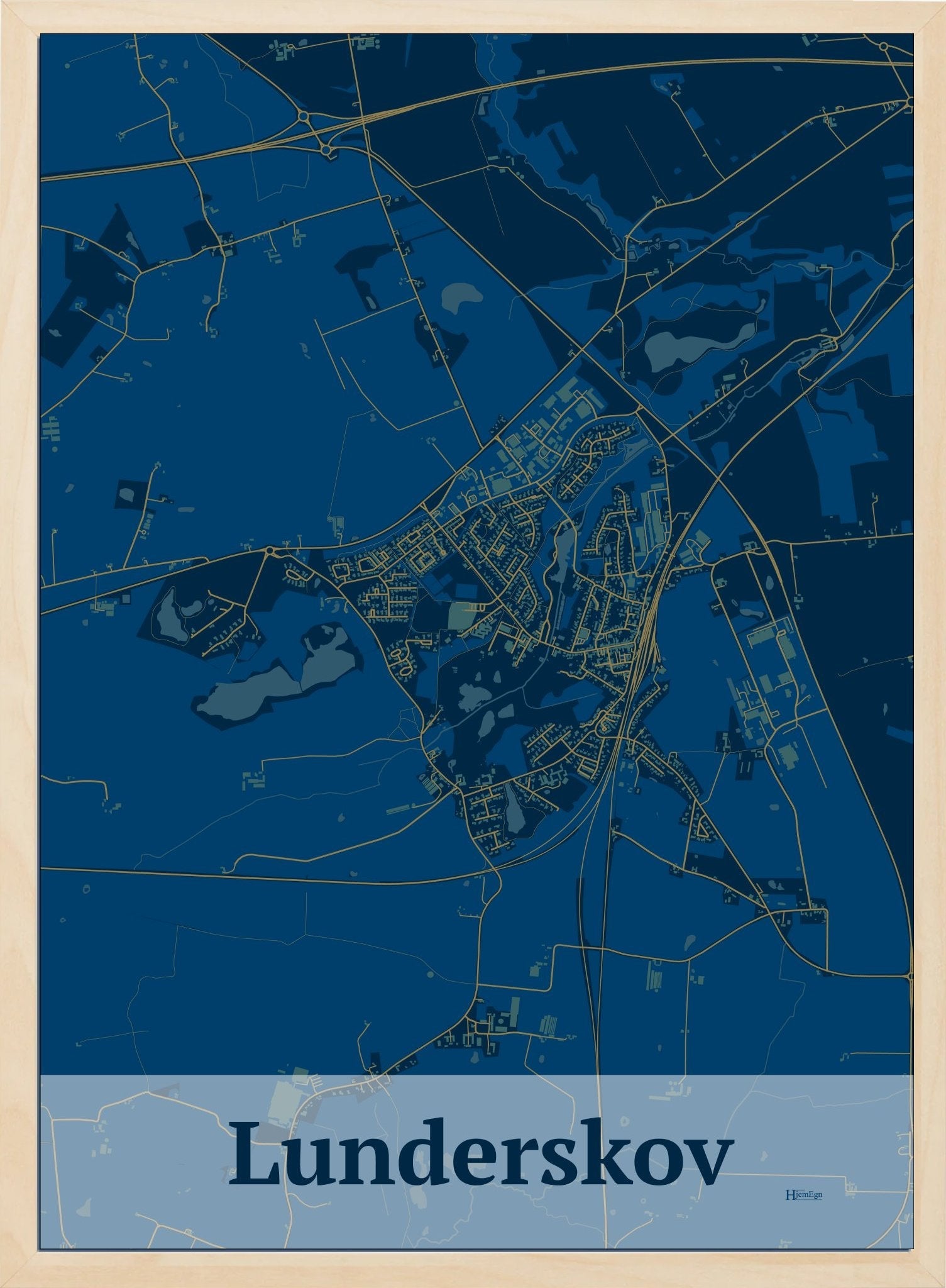 Lunderskov plakat i farve mørk blå og HjemEgn.dk design firkantet. Design bykort for Lunderskov
