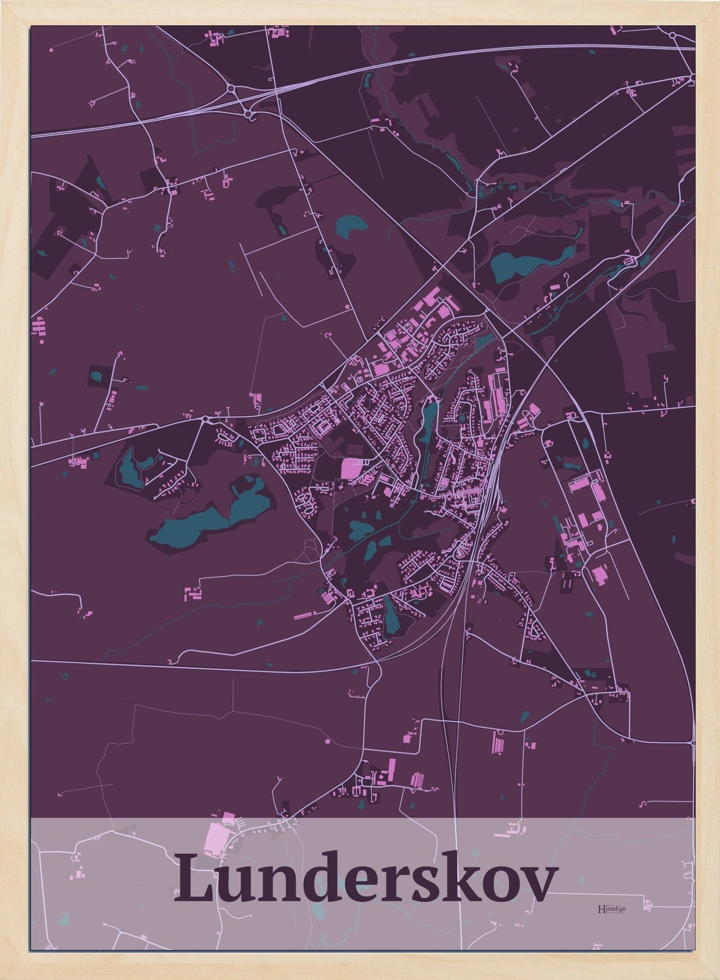 Lunderskov plakat i farve mørk rød og HjemEgn.dk design firkantet. Design bykort for Lunderskov