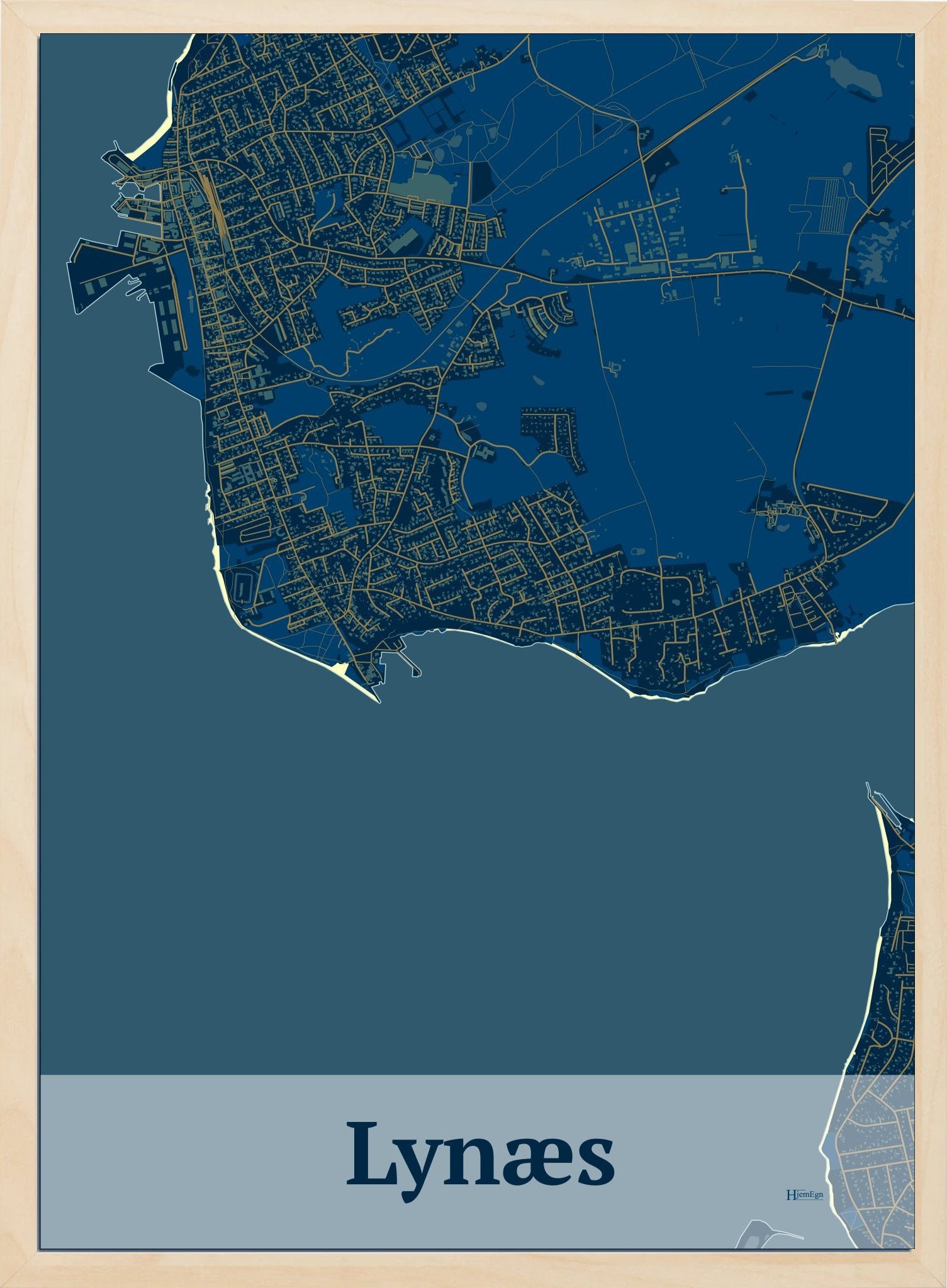 Lynæs plakat i mørk blå og HjemEgn.dk design firkantet. Design bykort for Lynæs